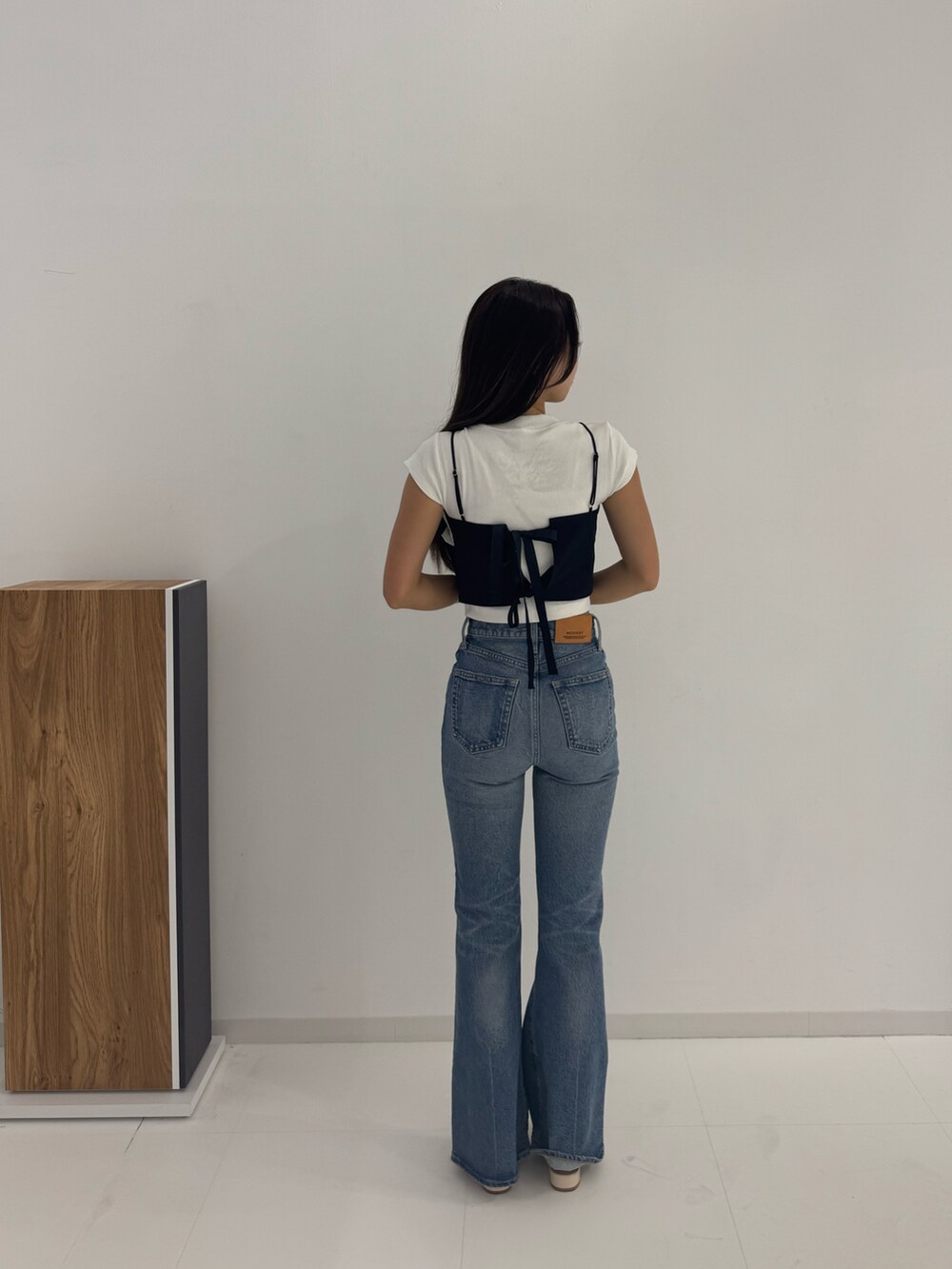 ブラック系のキャミソールを着用したレディースの夏コーディネートの2枚目の写真