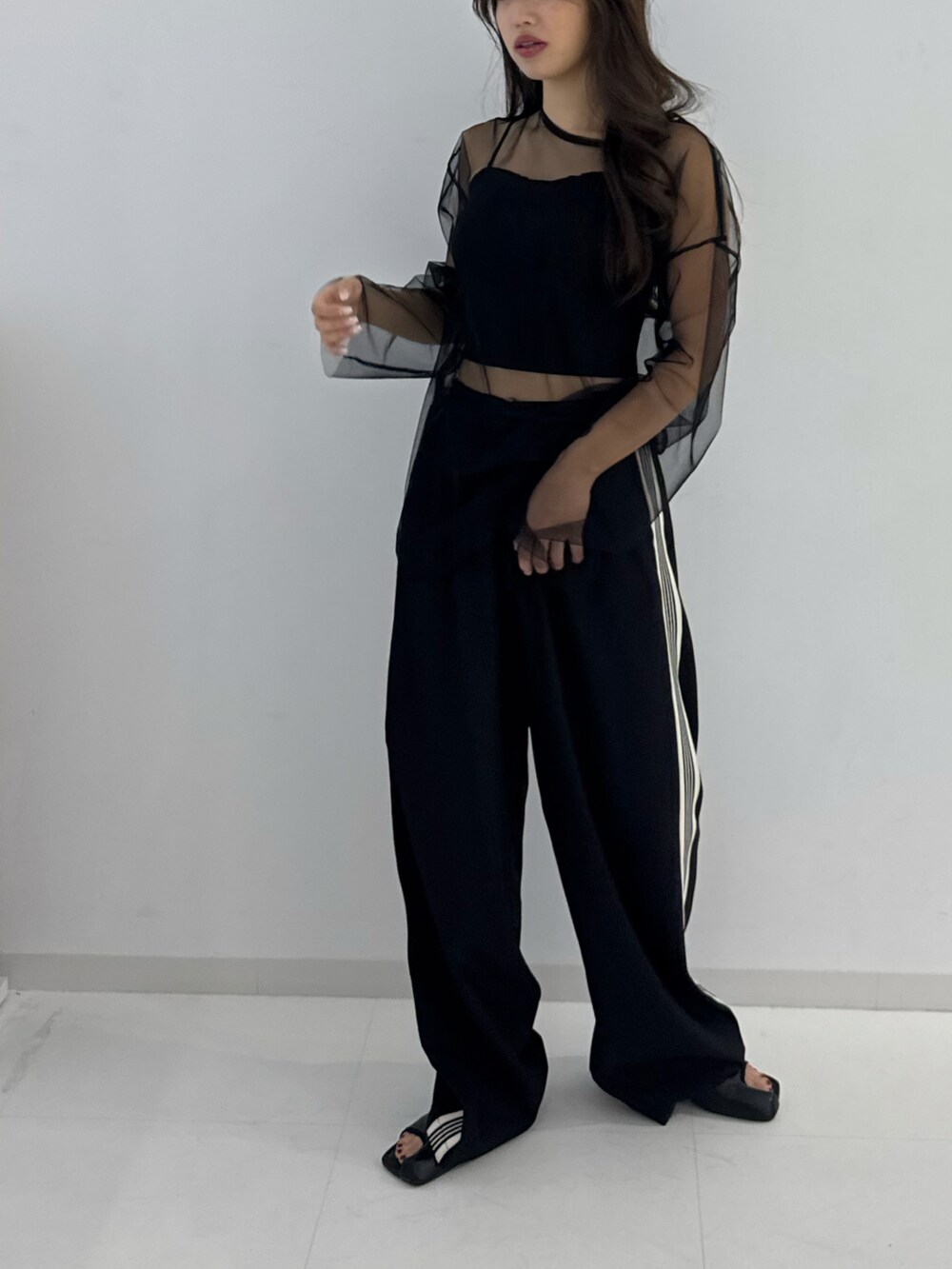 ブラック系のTシャツ/カットソー、ブラック系のキャミソール、ブラック系のパンプスを着用したレディースの春コーディネートの4枚目の写真