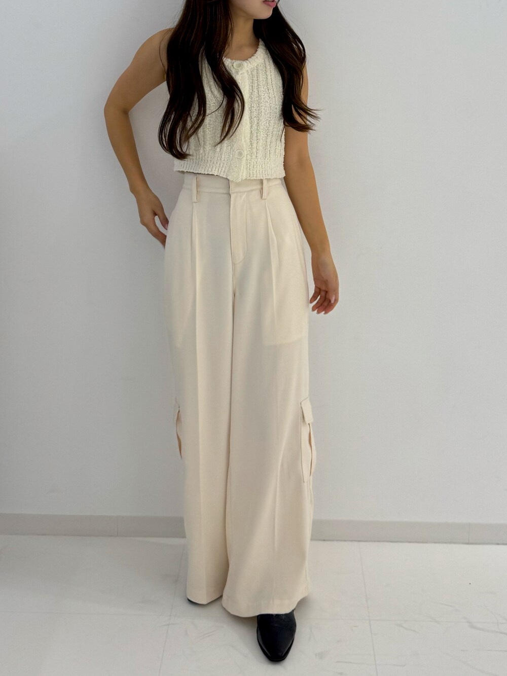 ブラック系のローファー、ベージュ系のトップス、ベージュ系のスラックスを着用したレディースの春コーディネートの2枚目の写真