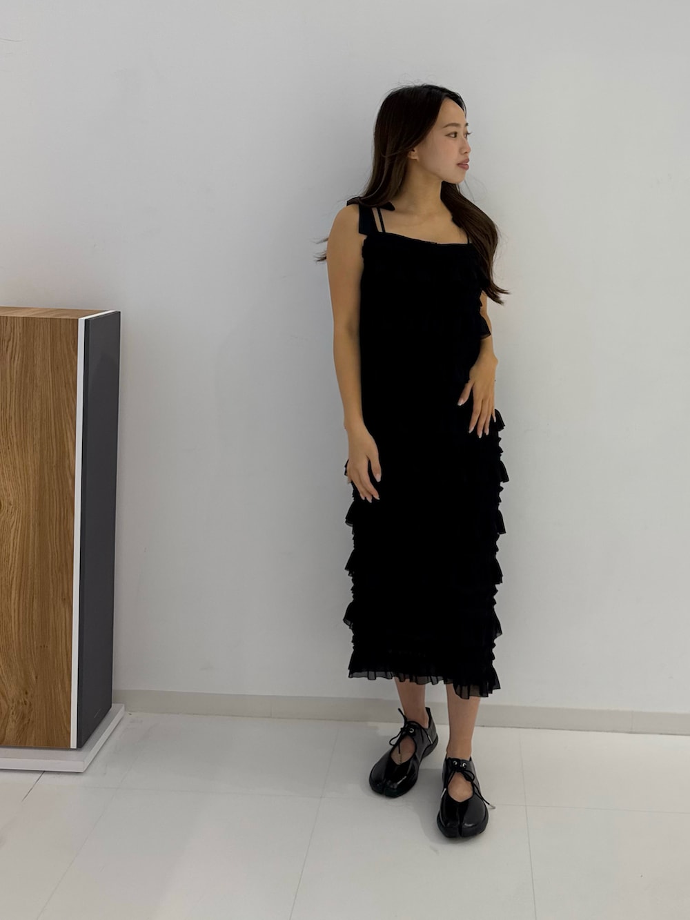 ブラック系のスニーカー、ブラック系のワンピースを着用したレディースの春コーディネートの5枚目の写真