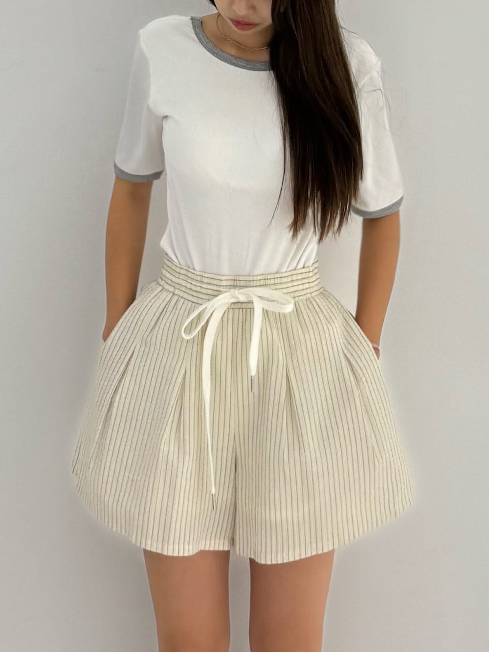 ホワイト系のTシャツ/カットソー、ベージュ系のその他パンツ、ブラック系のシューズを着用したレディースの夏コーディネートの4枚目の写真