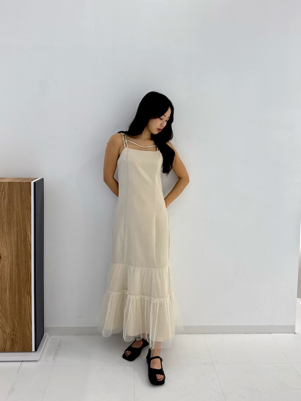 ベージュ系のワンピース、ブラック系のサンダルを着用したレディースの春コーディネートの4枚目の写真