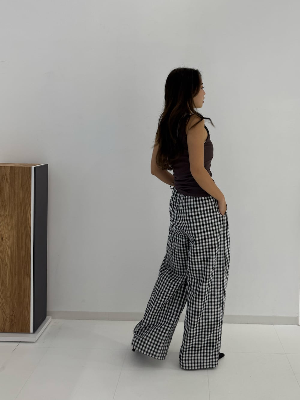 ブラック系のその他パンツ、ブラック系のパンプス、ブラウン系のタンクトップを着用したレディースの夏コーディネートの2枚目の写真