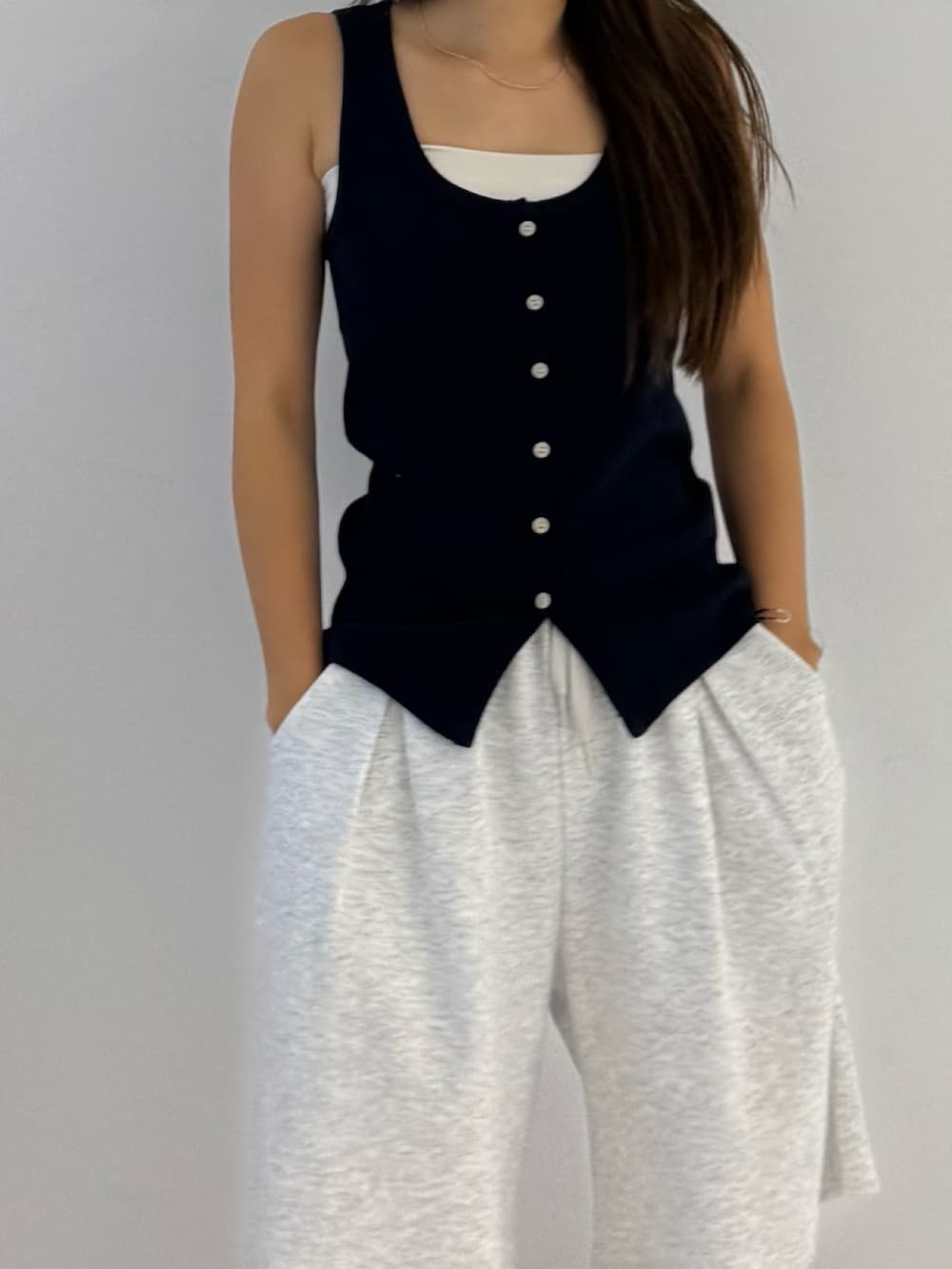 グレー系のスウェットパンツ、ブルー系のタンクトップ、ブラック系のシューズを着用したレディースの夏コーディネートの3枚目の写真