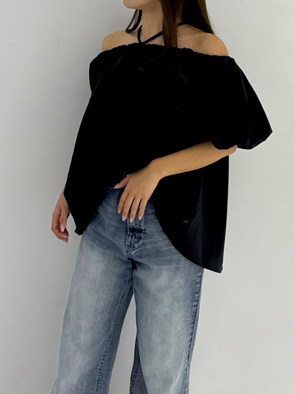 ブラック系のデニムパンツ、ブラック系のローファー、ブラック系のシャツ/ブラウスを着用したレディースの春コーディネートの2枚目の写真