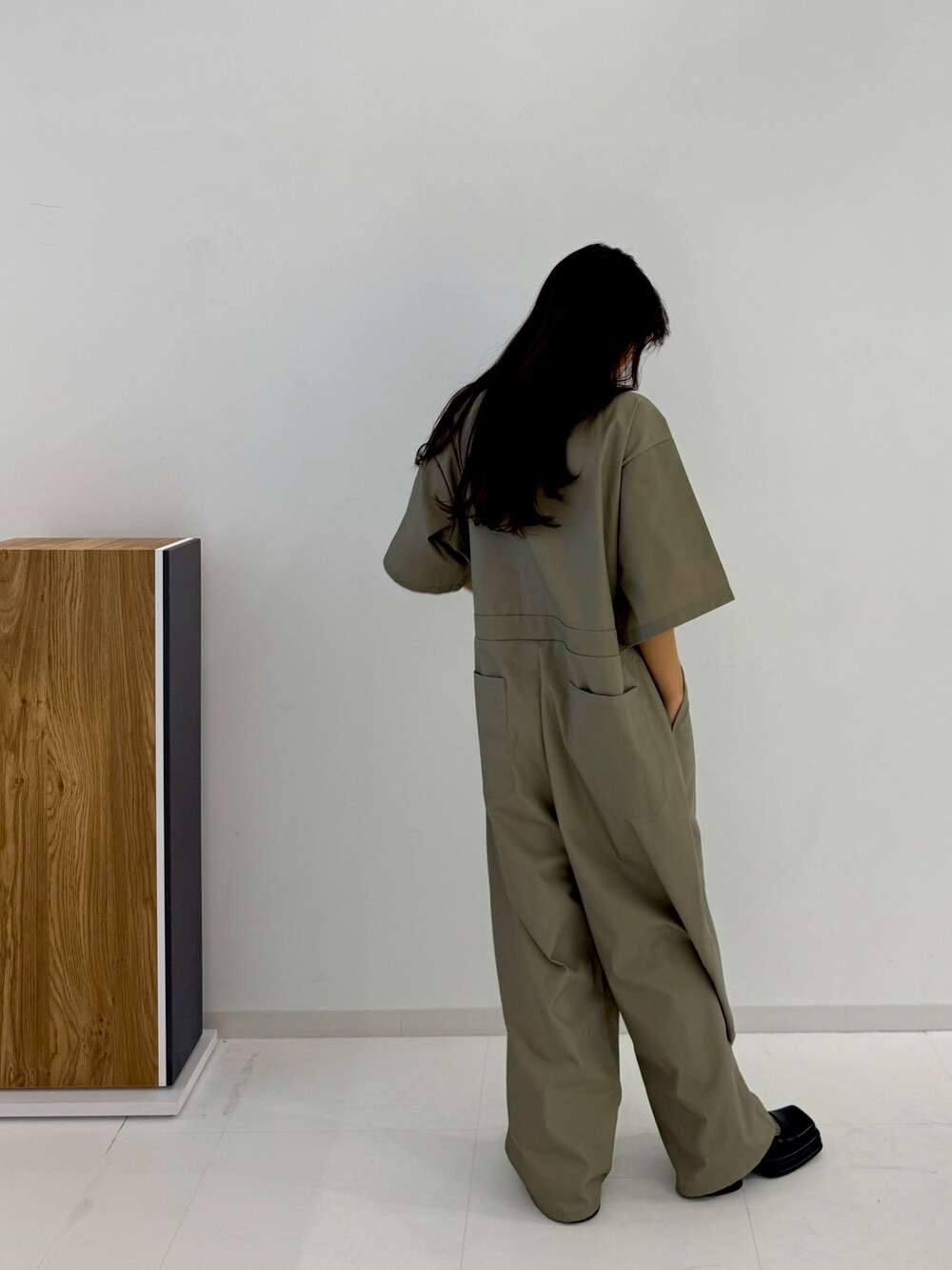 ベージュ系のつなぎ/オールインワン、ブラック系のローファーを着用したレディースの春コーディネートの2枚目の写真