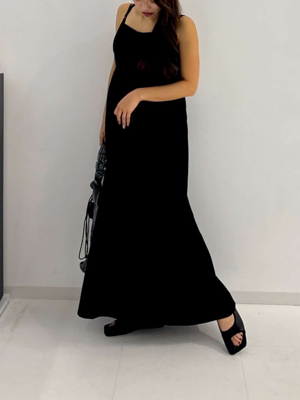 ブラック系のパンプス、シルバー系のトートバッグを着用したレディースの春コーディネートの2枚目の写真