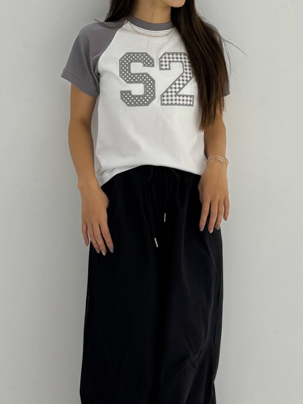 ホワイト系のTシャツ/カットソー、ブラック系のその他パンツ、ブラック系のシューズを着用したレディースの夏コーディネートの2枚目の写真