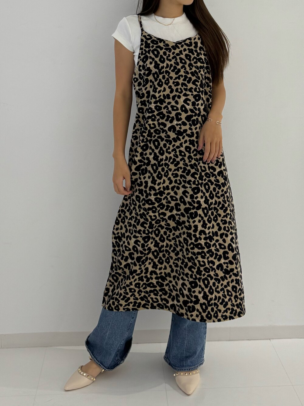 ベージュ系のワンピースを着用したレディースの夏コーディネートの3枚目の写真