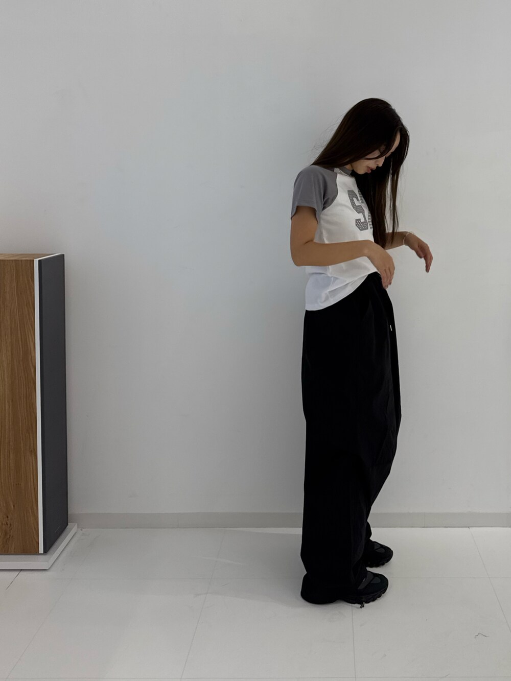 ホワイト系のTシャツ/カットソー、ブラック系のその他パンツ、ブラック系のシューズを着用したレディースの夏コーディネートの3枚目の写真