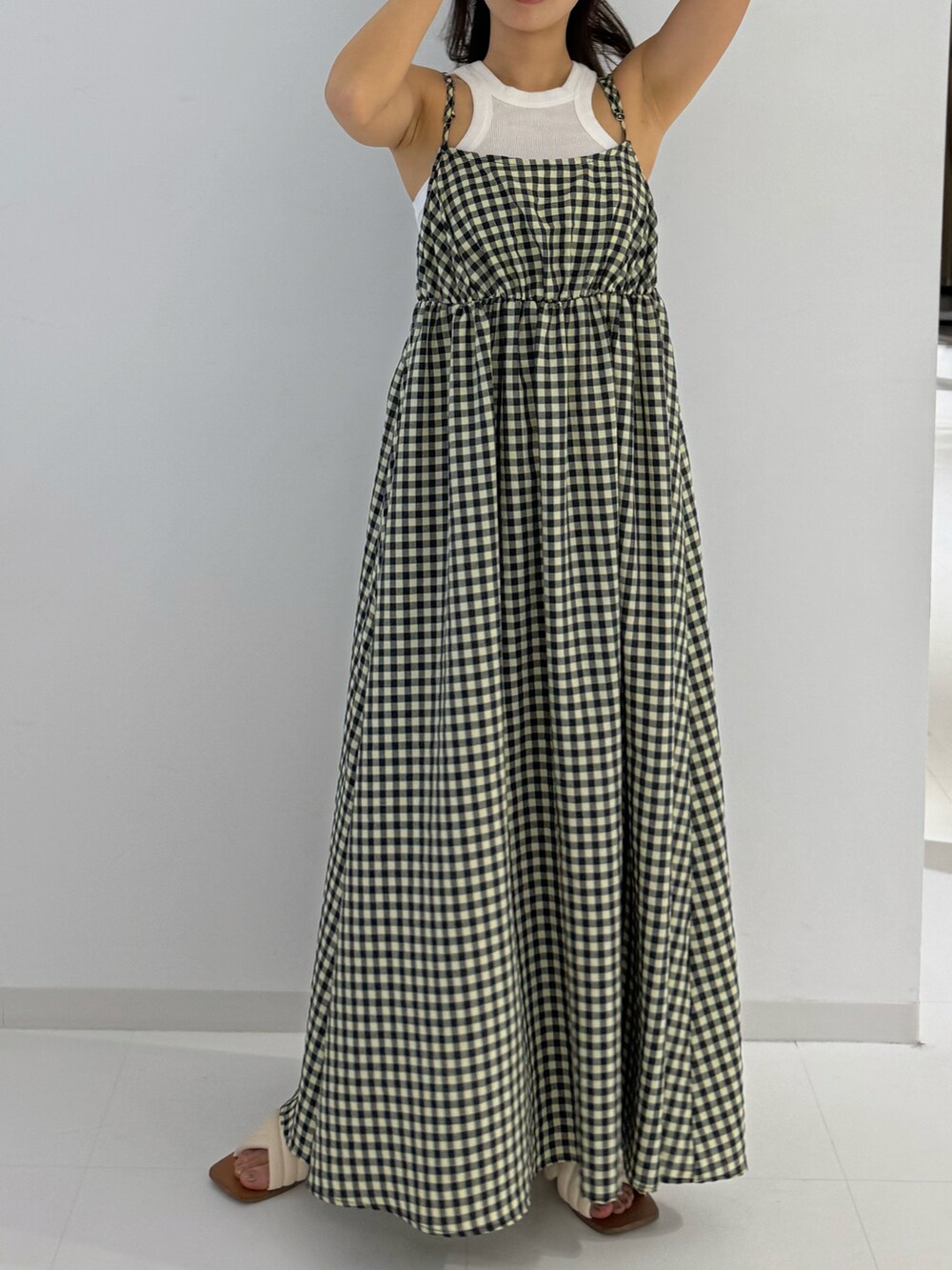 その他のワンピース、ホワイト系のトップスを着用したレディースの夏コーディネートの3枚目の写真