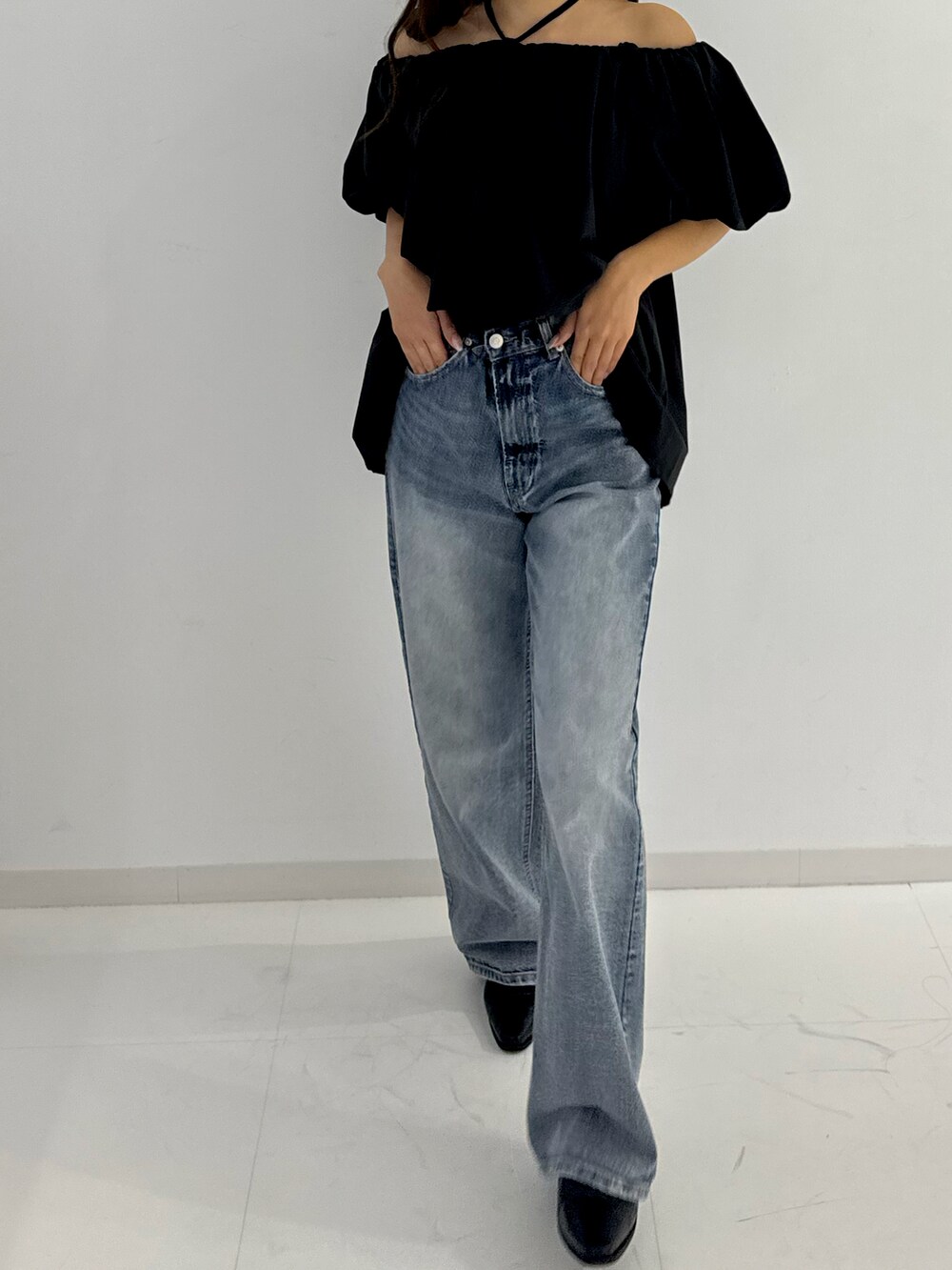 ブラック系のデニムパンツ、ブラック系のローファー、ブラック系のシャツ/ブラウスを着用したレディースの春コーディネートの4枚目の写真