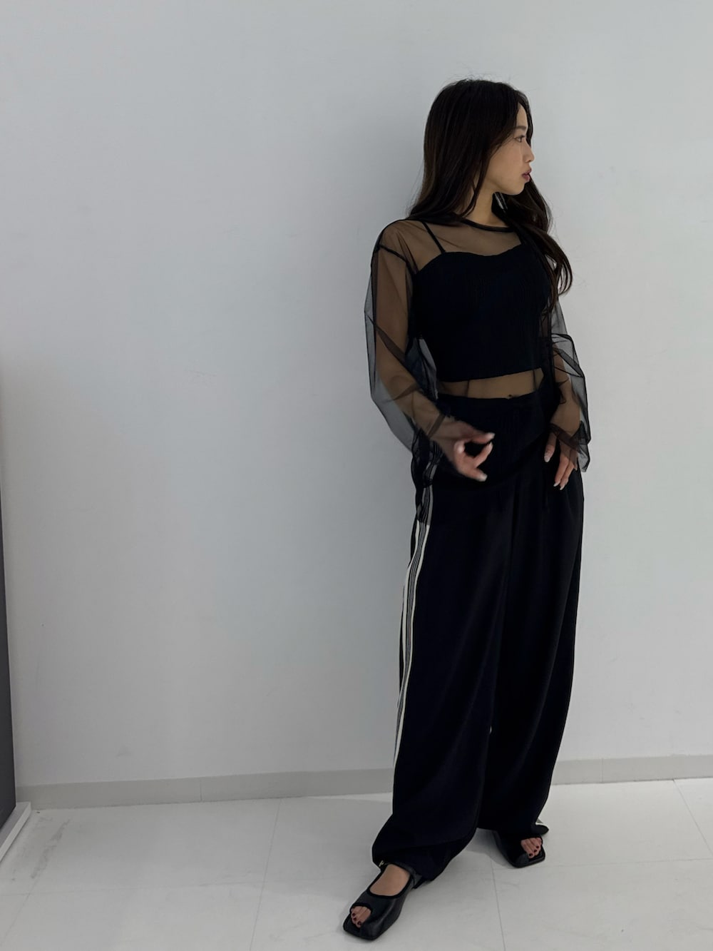 ブラック系のTシャツ/カットソー、ブラック系のキャミソール、ブラック系のパンプスを着用したレディースの春コーディネートの5枚目の写真