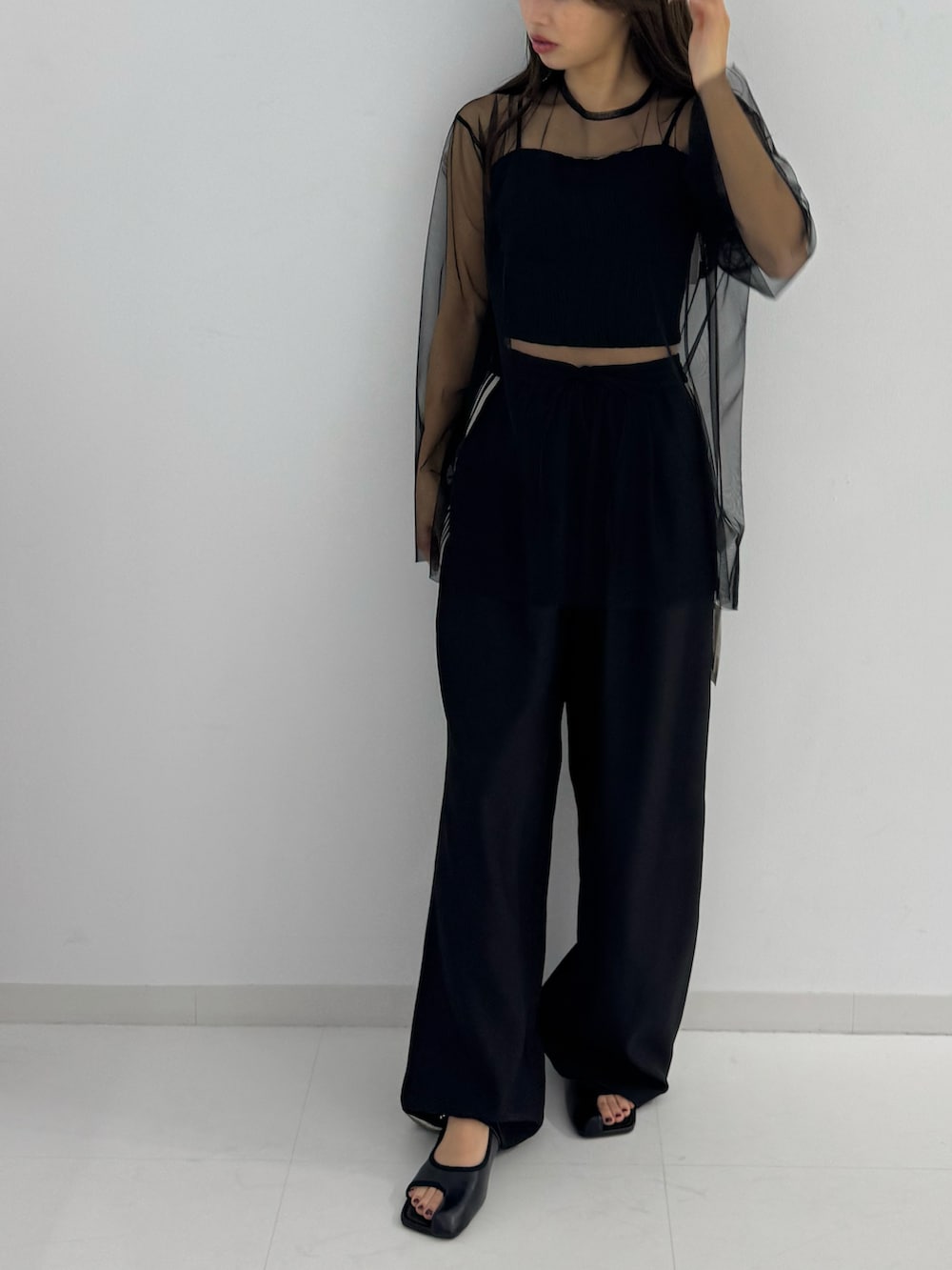 ブラック系のTシャツ/カットソー、ブラック系のキャミソール、ブラック系のパンプスを着用したレディースの春コーディネートの2枚目の写真