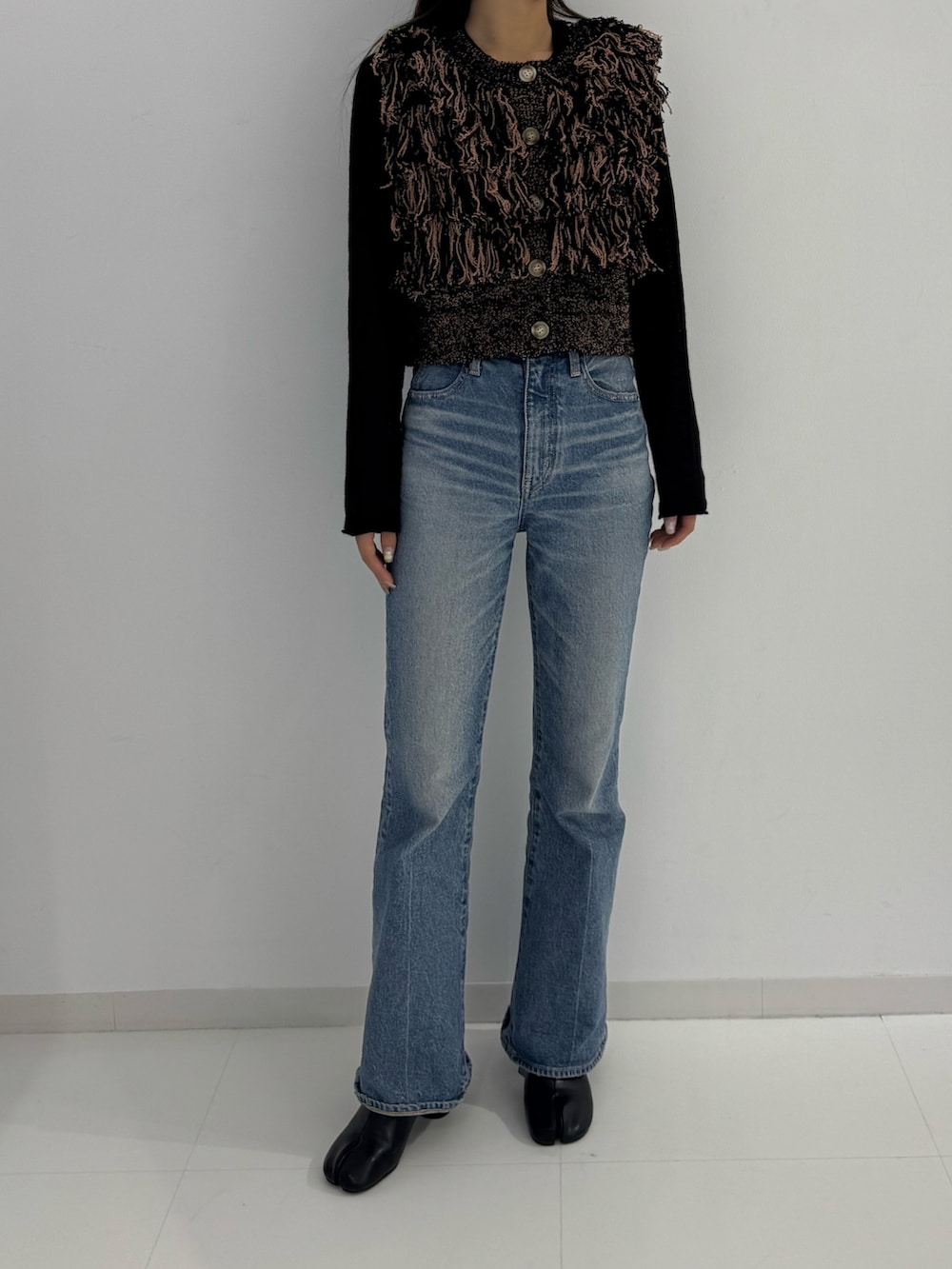 ブラック系のブーツ、ブラック系のTシャツ/カットソー、ブラウン系のトップスを着用したレディースの秋コーディネートの3枚目の写真