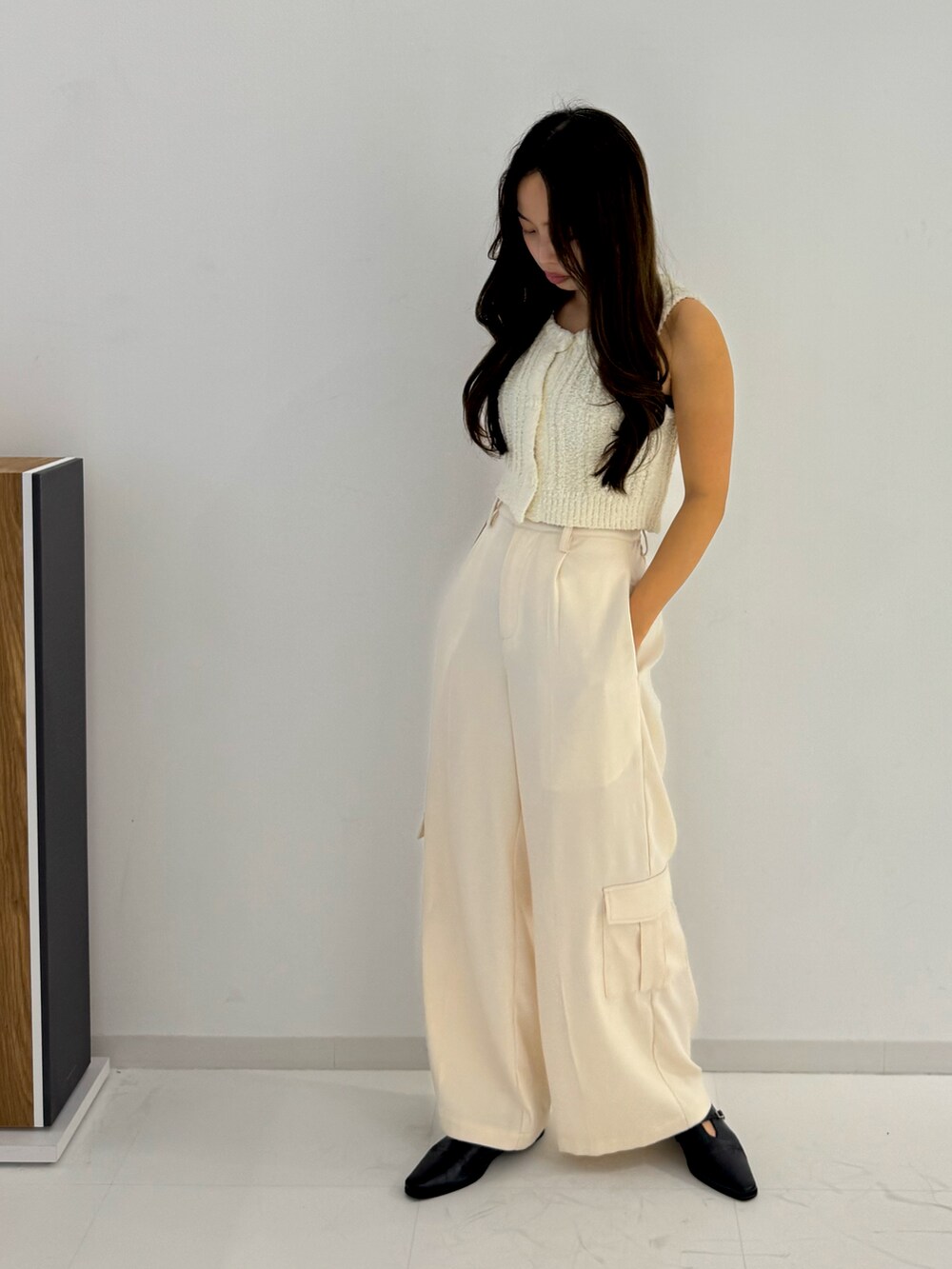 ブラック系のローファー、ベージュ系のトップス、ベージュ系のスラックスを着用したレディースの春コーディネートの4枚目の写真