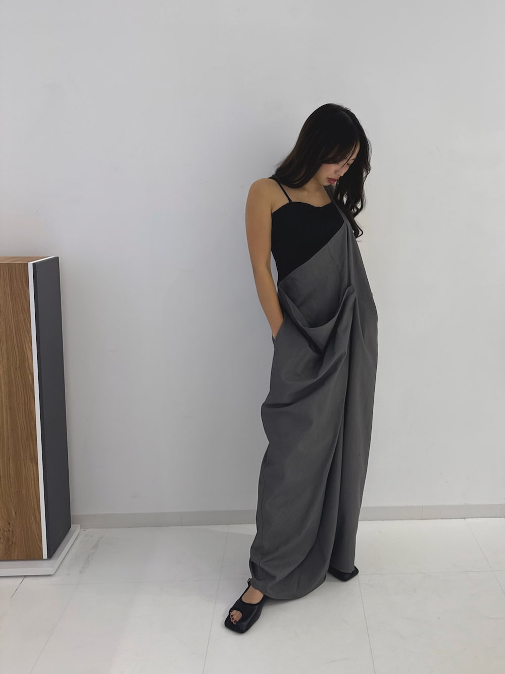 ブラック系のキャミソール、グレー系のサロペット/オーバーオール、ブラック系のサンダルを着用したレディースの春コーディネートの4枚目の写真