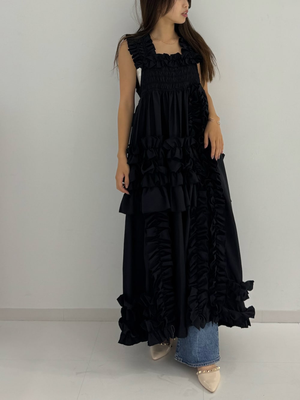 ブラック系のワンピースを着用したレディースの夏コーディネートの2枚目の写真