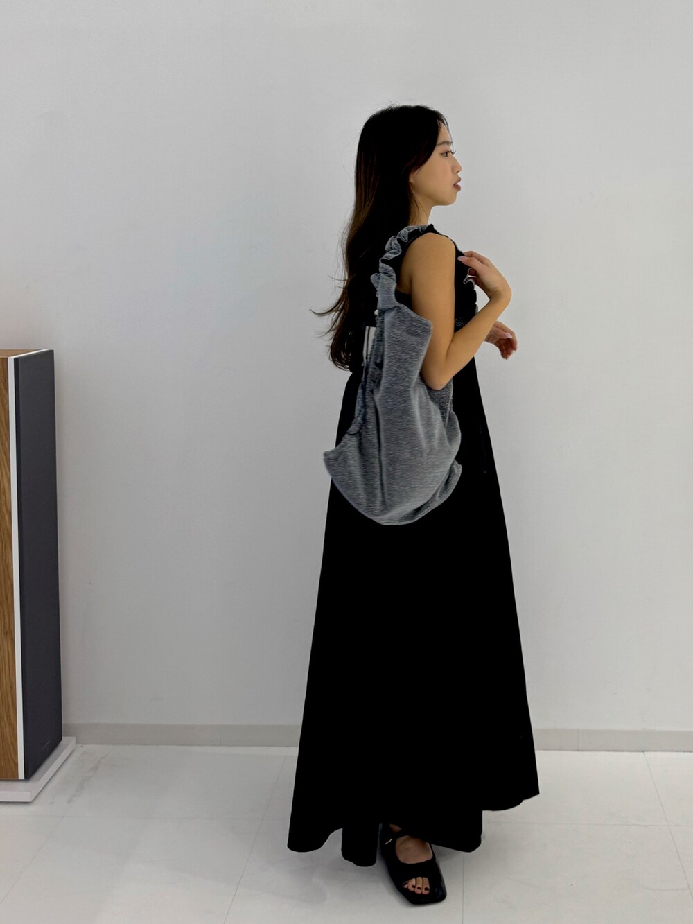 ブラック系のパンプス、シルバー系のトートバッグを着用したレディースの春コーディネートの5枚目の写真