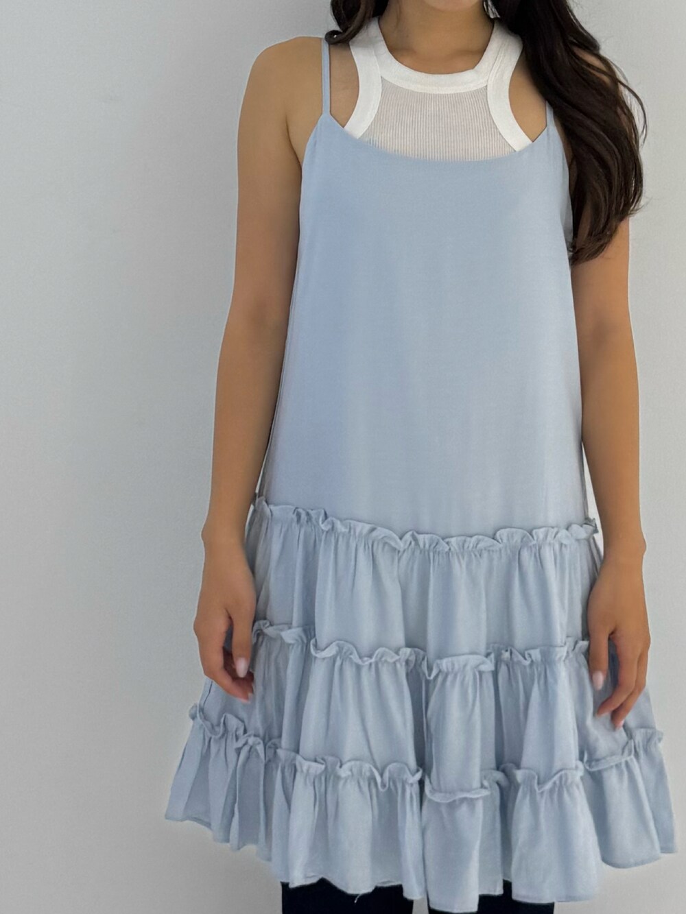 ブラック系のパンプス、ブラック系のパンツ、ブルー系のワンピース/ドレスを着用したレディースの夏コーディネートの3枚目の写真