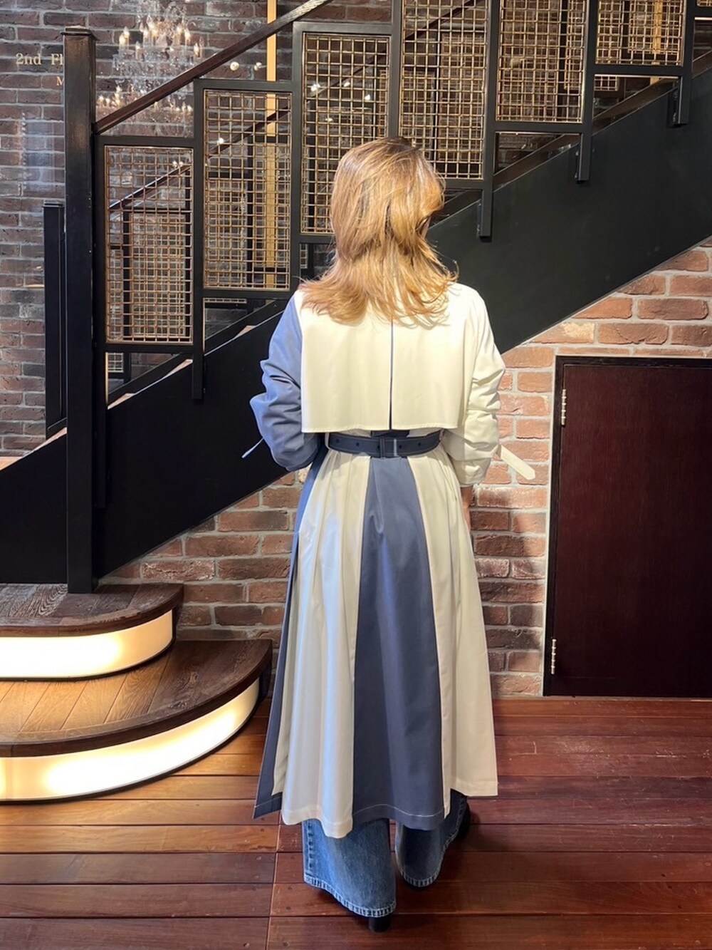 ブルー系のトレンチコートを着用したレディースの冬コーディネートの5枚目の写真