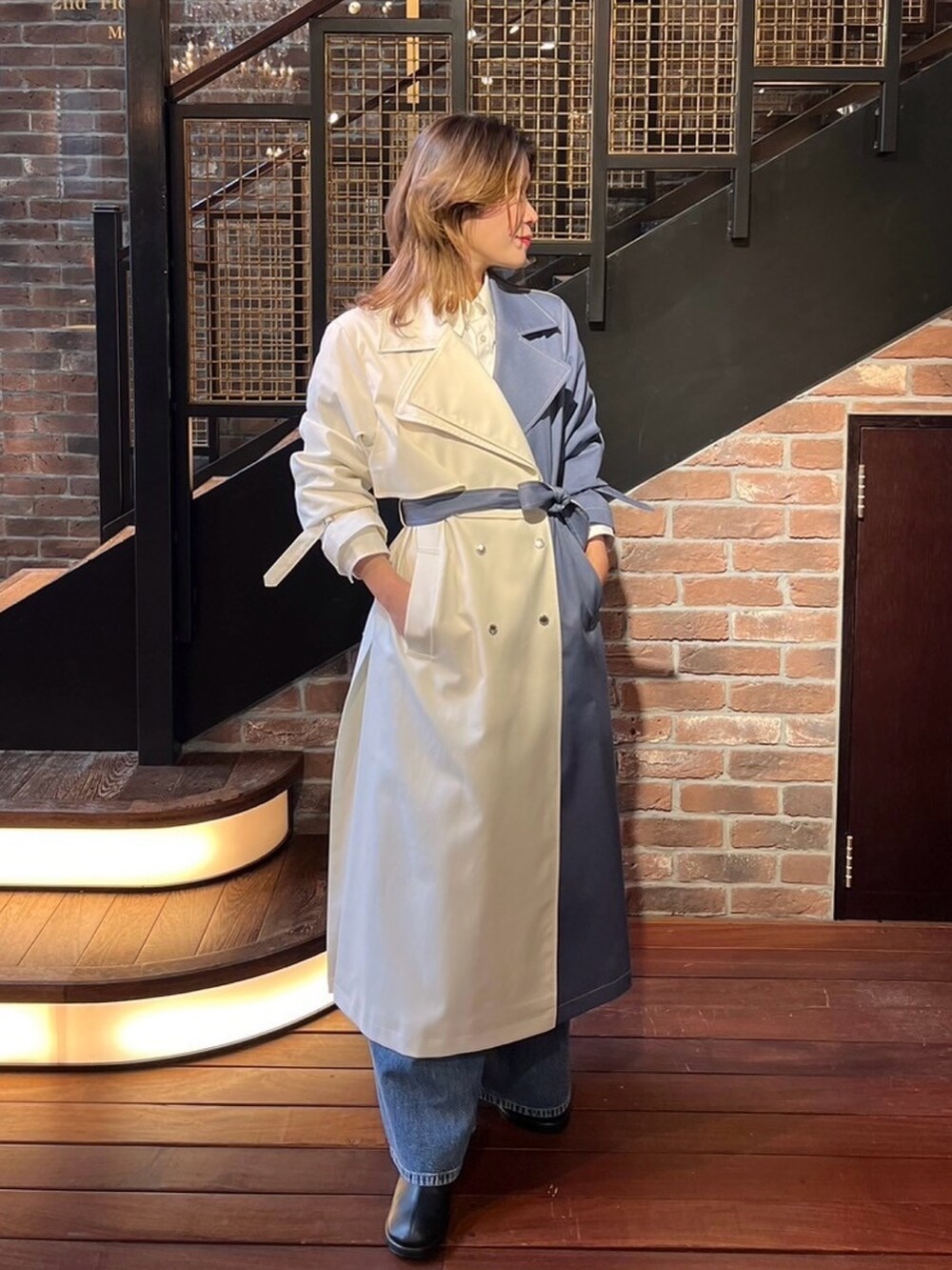 ブルー系のトレンチコートを着用したレディースの冬コーディネートの4枚目の写真