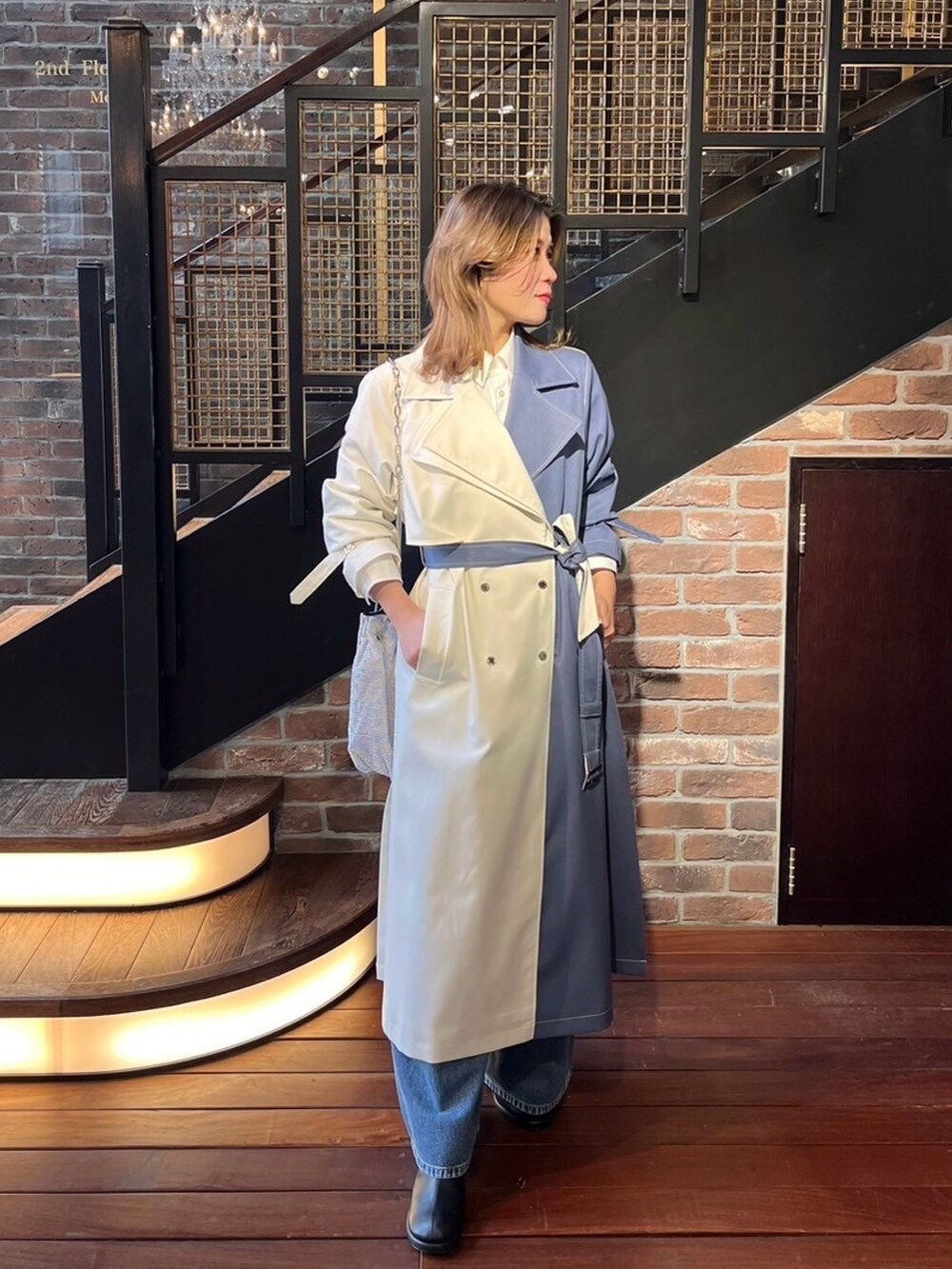 ブルー系のトレンチコートを着用したレディースの冬コーディネートの3枚目の写真