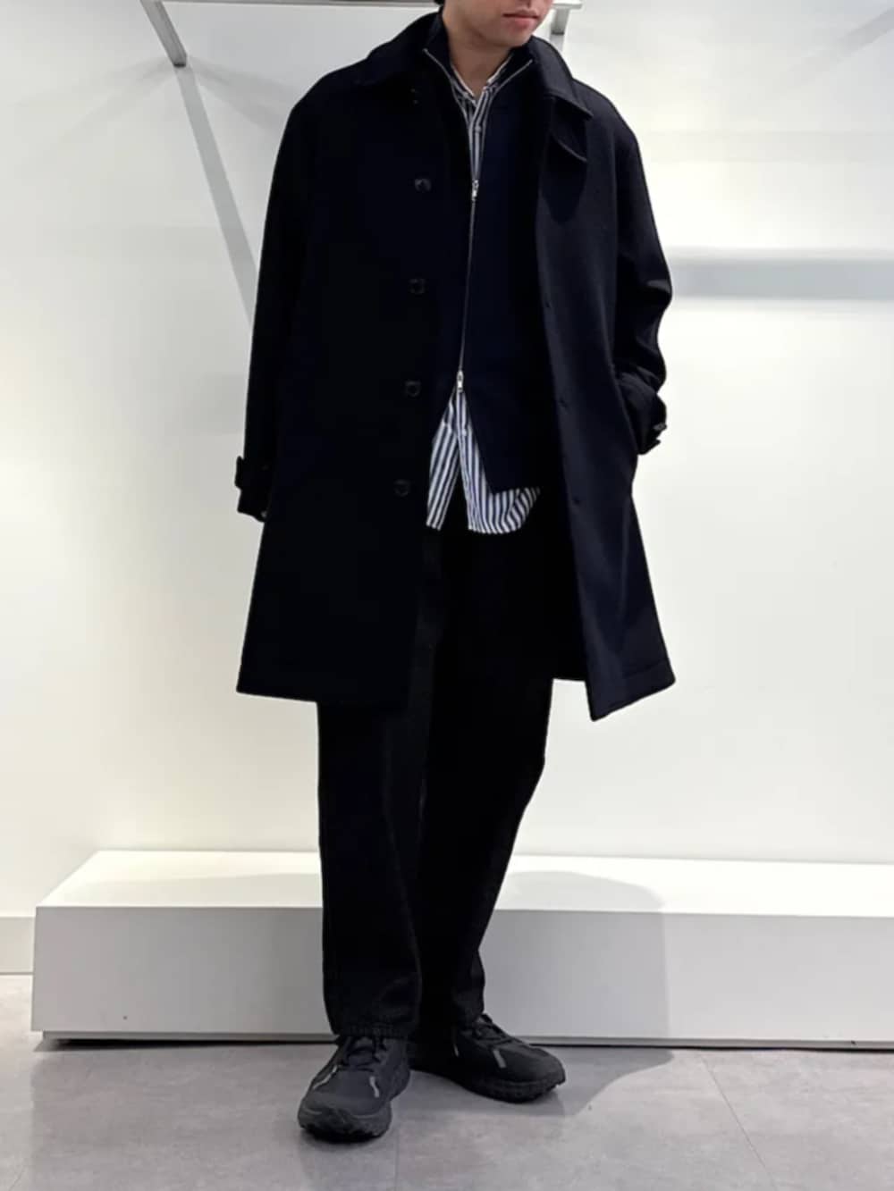 ブルー系のステンカラーコート、ブルー系のシャツ/ブラウス、ブルー系のカーディガン/ボレロを着用したメンズの冬コーディネートの2枚目の写真