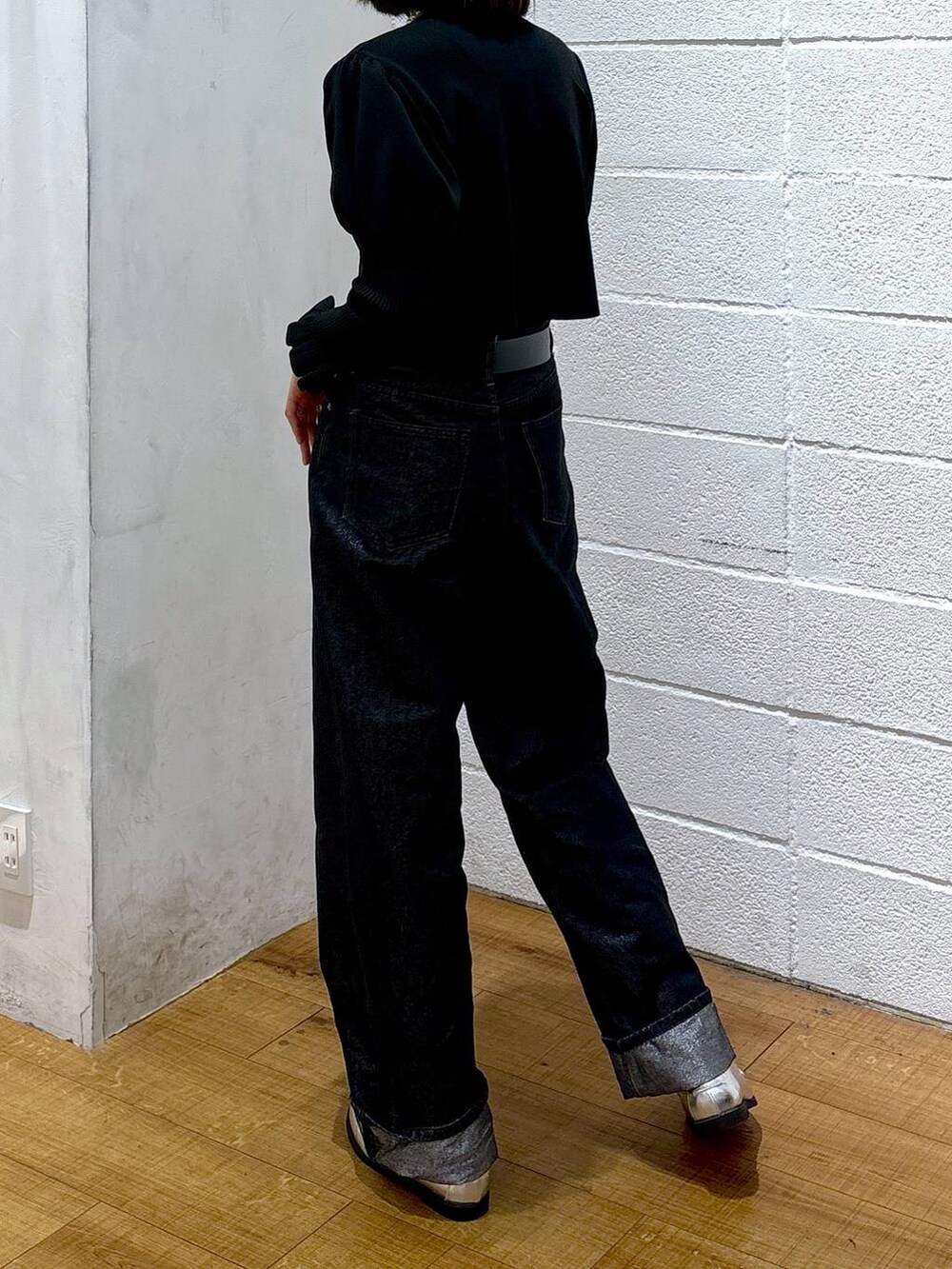 シルバー系のローファー、ブラック系のデニムパンツ、ブラック系のカーディガン/ボレロを着用したレディースの冬コーディネートの3枚目の写真