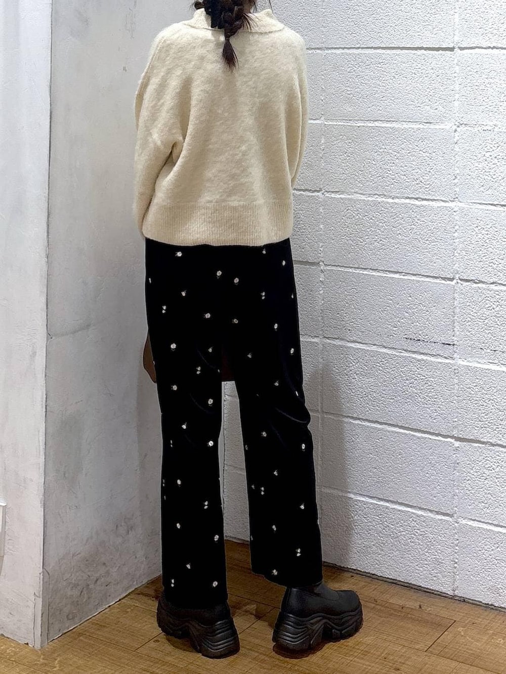 ブラック系のブーツ、ブラウン系のショルダーバッグ、ホワイト系のニット/セーターを着用したレディースの冬コーディネートの3枚目の写真