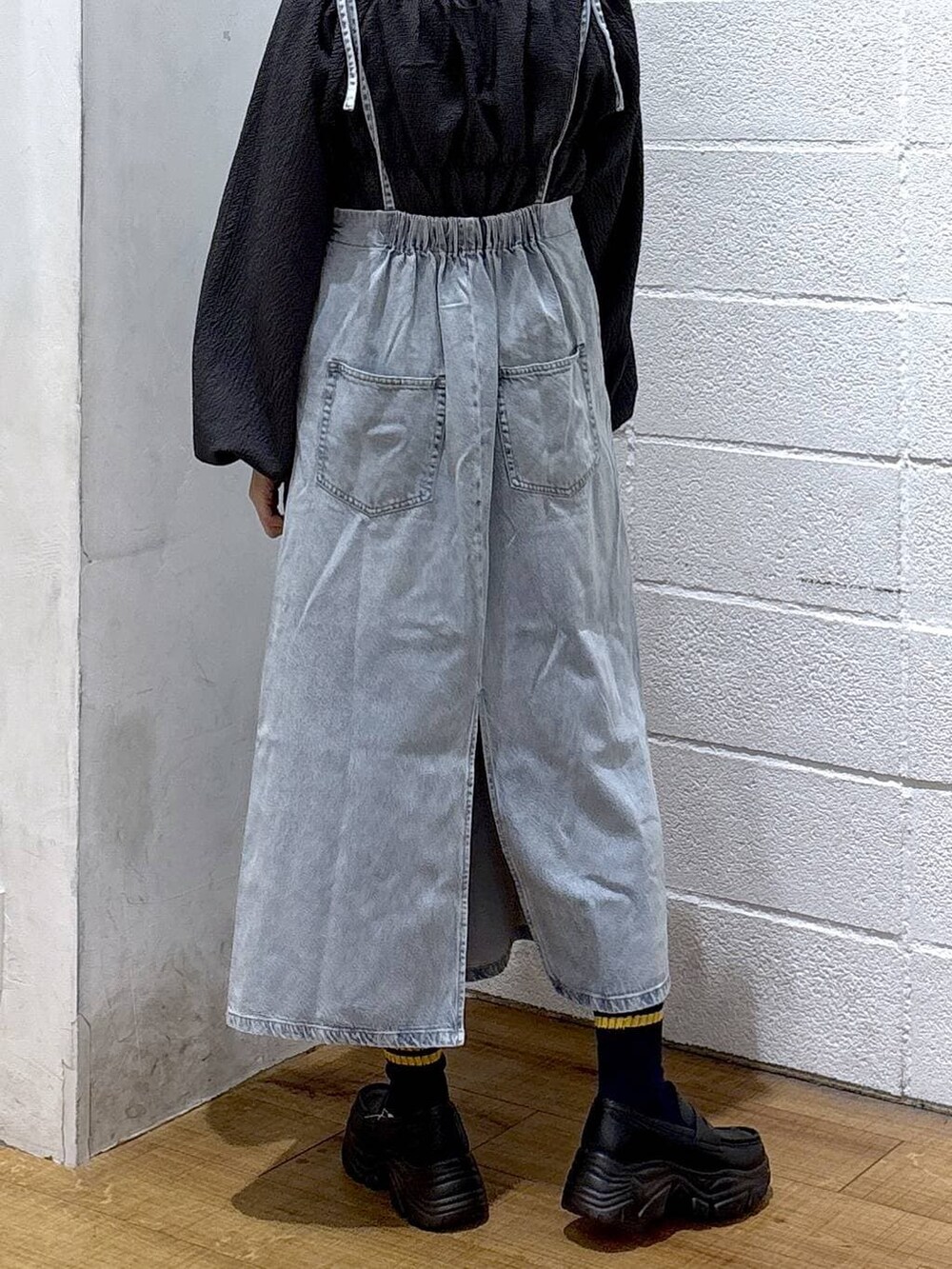 ブラック系のローファー、ブラウン系のトートバッグ、ブルー系のワンピースを着用したレディースの冬コーディネートの3枚目の写真