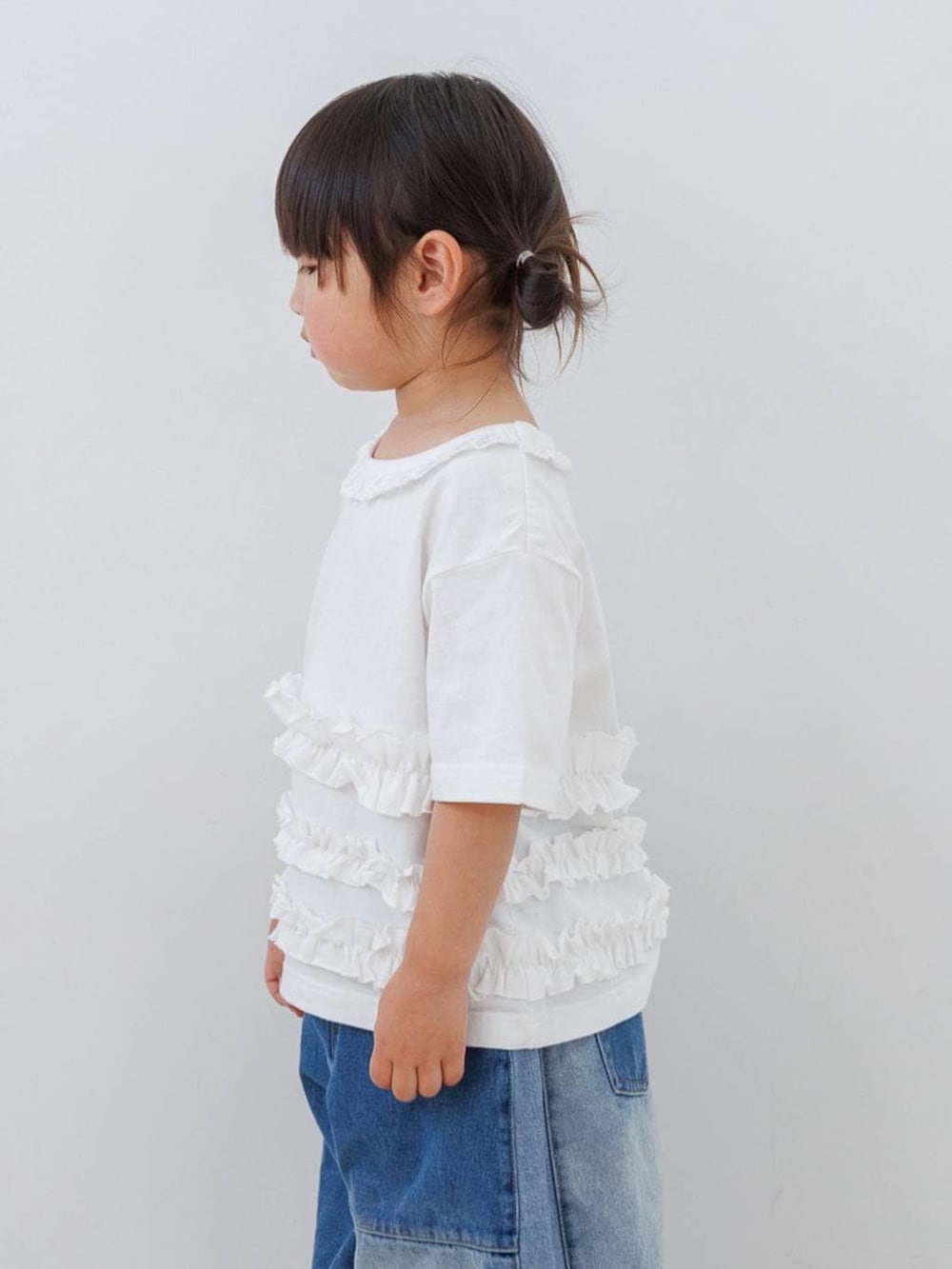 ブルー系のデニムパンツ、ホワイト系のTシャツ/カットソー、レッド系のソックス/靴下を着用したキッズの春コーディネートの2枚目の写真