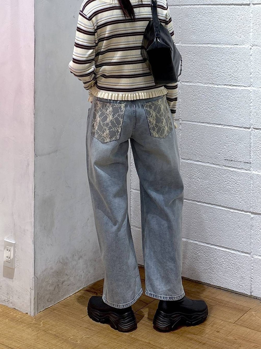 ブルー系のデニムパンツ、ホワイト系のニット/セーターを着用したレディースの冬コーディネートの3枚目の写真