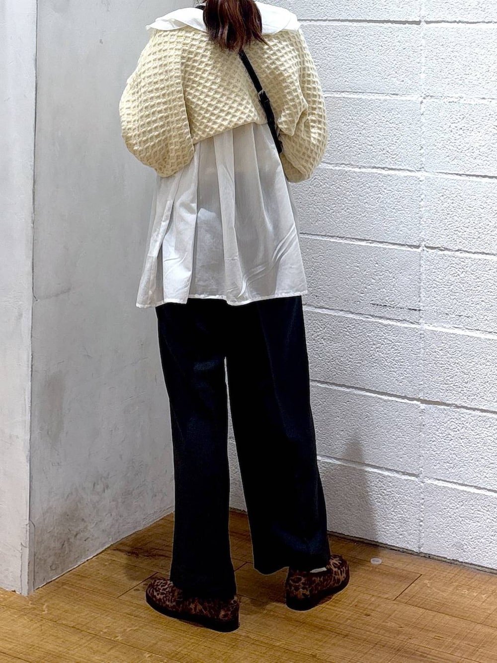 ブラック系のその他パンツ、その他のローファー、ブラック系のボストンバッグを着用したレディースの秋コーディネートの3枚目の写真