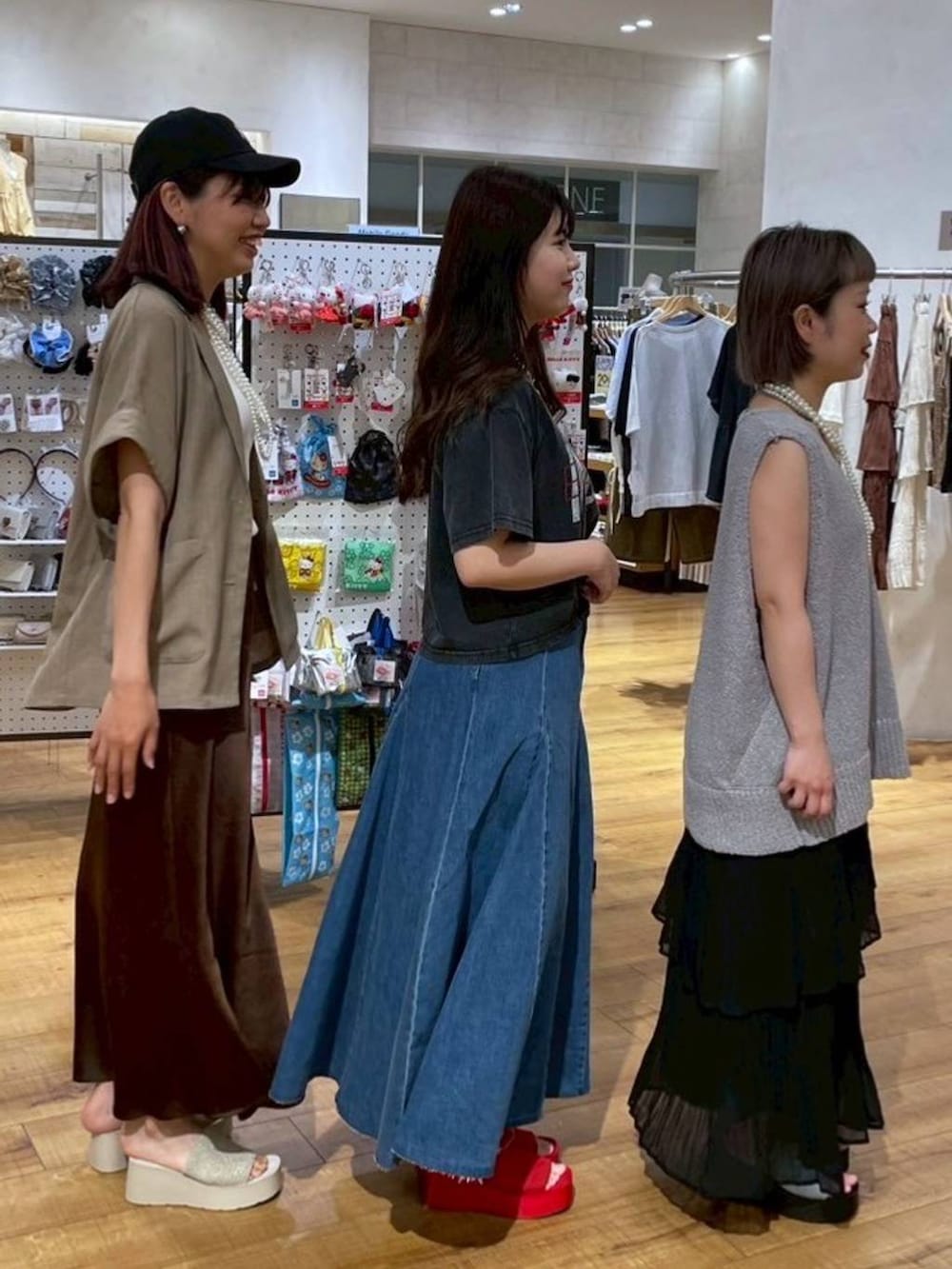「きれいめ、高身長、着痩せ・細見え、ゆったり、休日コーデ、ママコーデ、春コーデ、夏コーデ、ローリーズスタイル_LOWRYS FARM、大人女子カジュアル_LOWRYS FARM、ベーシック/シンプル、カジュアル、LOWRYS FARM」|「LOWRYS FARMのパールタレンネックレス 249411(ネックレス、ベージュ系)」を使った、hm4150さん(レディース・167cm)の夏コーディネートの2枚目の写真