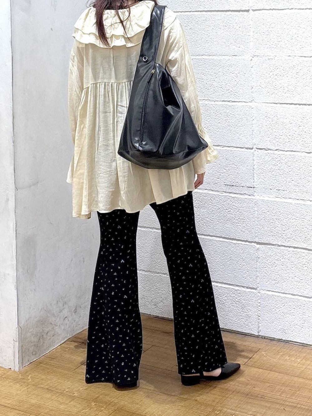 ブラック系のショルダーバッグ、ホワイト系のシャツ/ブラウス、ブラック系のその他パンツを着用したレディースの春コーディネートの3枚目の写真
