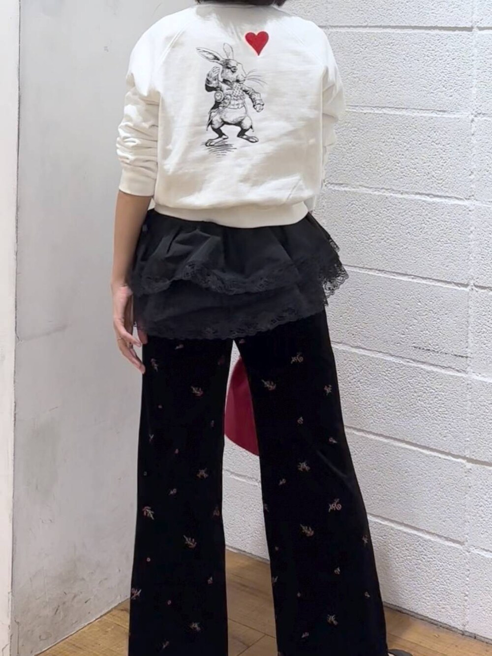 ブラック系のバレエシューズ、レッド系のハンドバッグ、ブラック系のその他パンツを着用したレディースの冬コーディネートの3枚目の写真