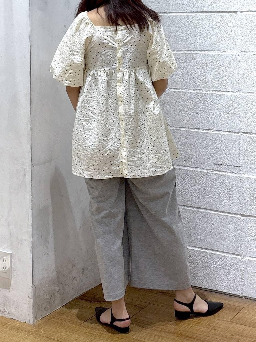 ブラック系のショルダーバッグ、グレー系のスウェットパンツ、その他のシャツ/ブラウスを着用したレディースの春コーディネートの2枚目の写真