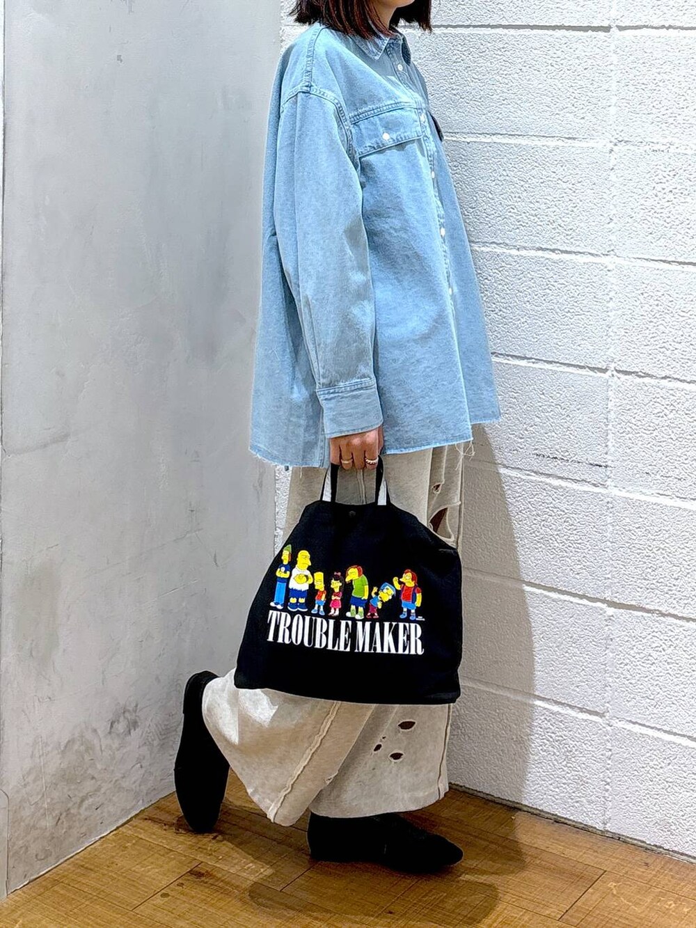 ブラック系のスニーカー、グレー系のスウェットパンツ、ブルー系のシャツ/ブラウスを着用したレディースの冬コーディネートの2枚目の写真