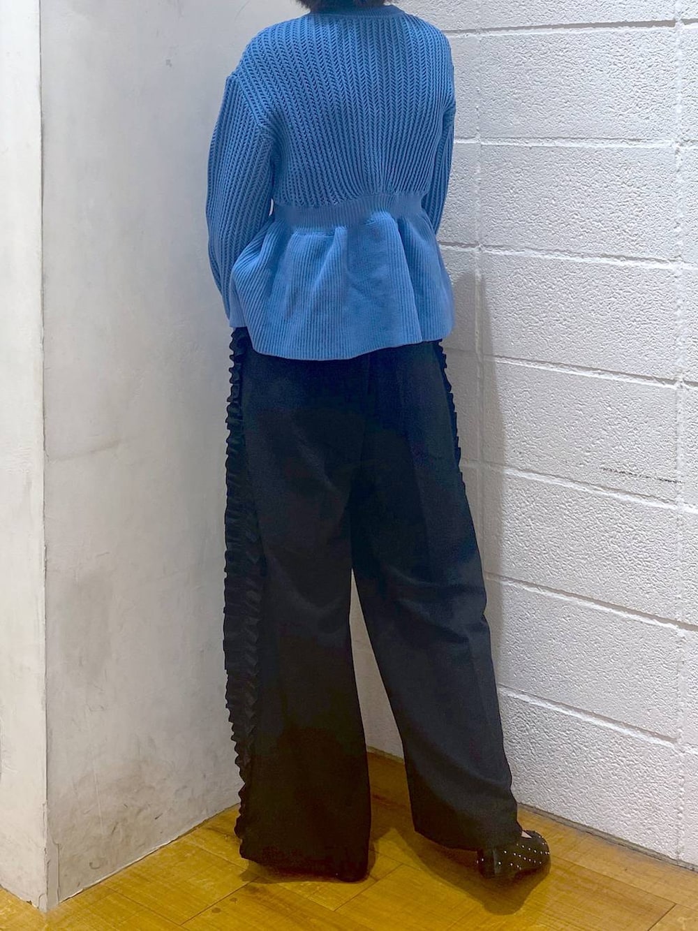 シルバー系のショルダーバッグ、ブラック系のバレエシューズ、ブラック系のその他パンツを着用したレディースの秋コーディネートの3枚目の写真