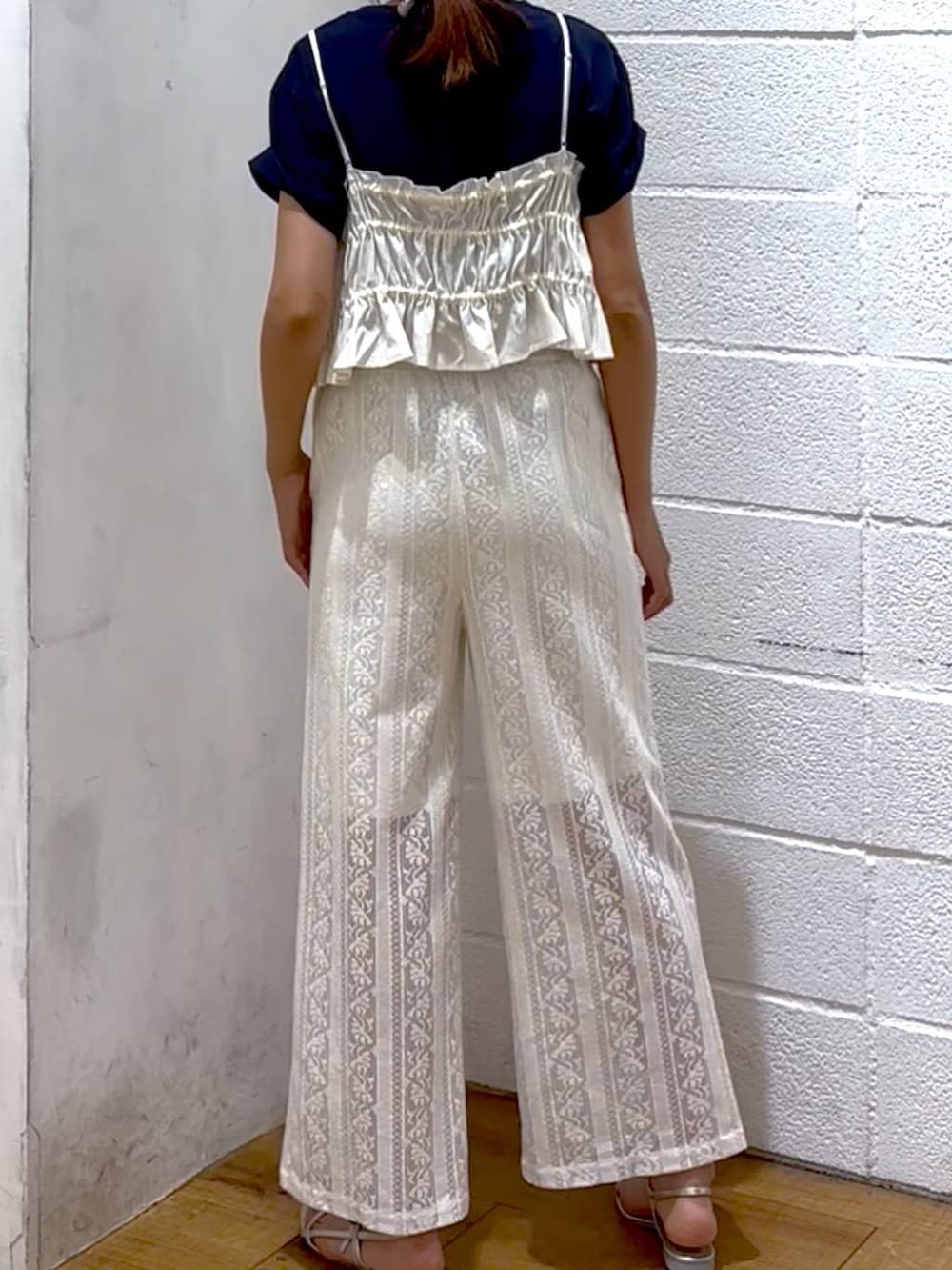 シルバー系のサンダル、ホワイト系のその他パンツ、ブルー系のTシャツ/カットソーを着用したレディースの夏コーディネートの3枚目の写真