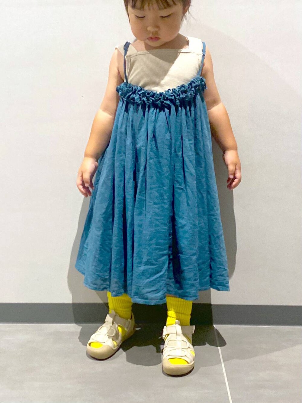 グリーン系のワンピースを着用したキッズの夏コーディネートの2枚目の写真
