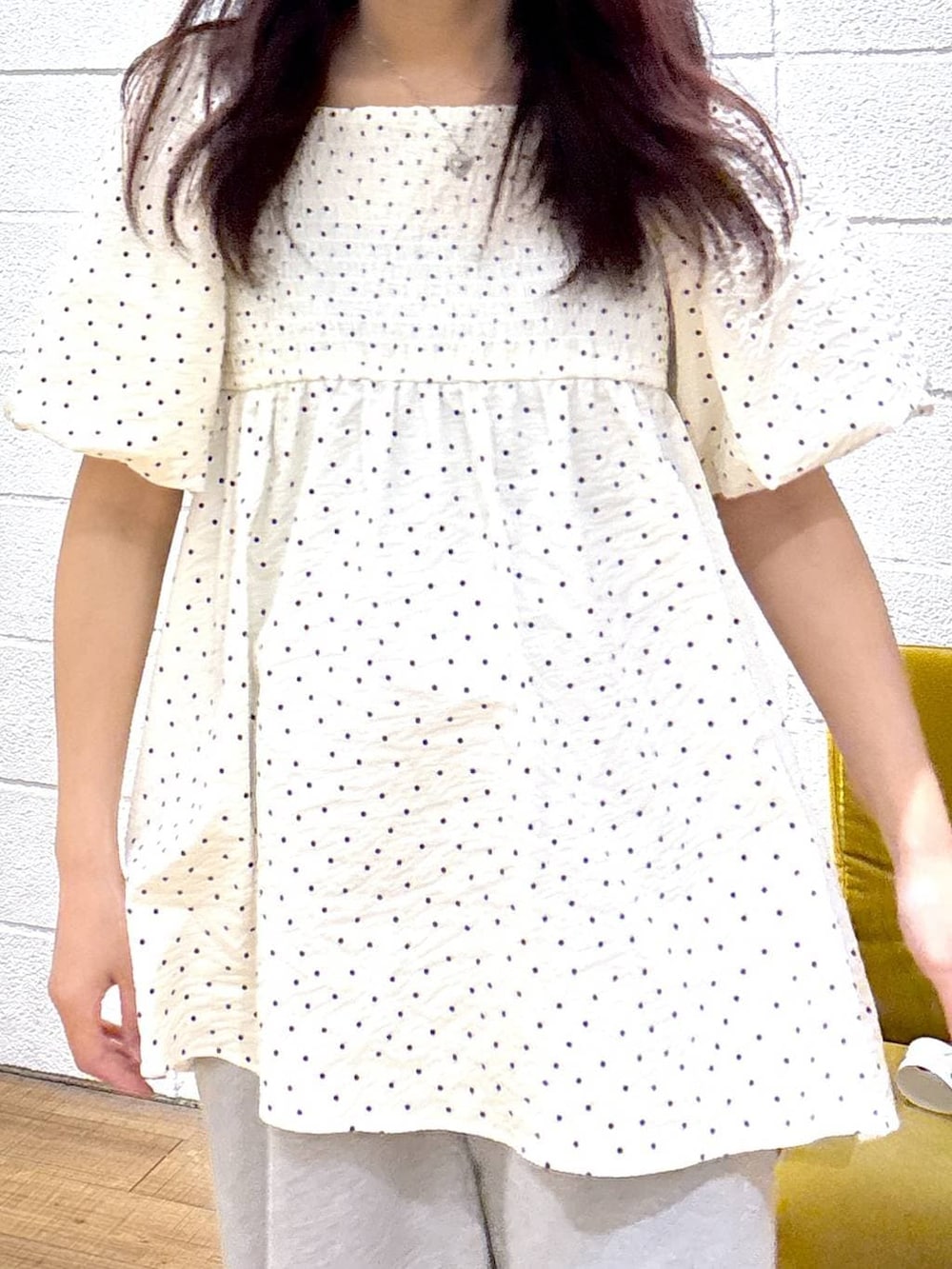 ブラック系のショルダーバッグ、グレー系のスウェットパンツ、その他のシャツ/ブラウスを着用したレディースの春コーディネートの3枚目の写真