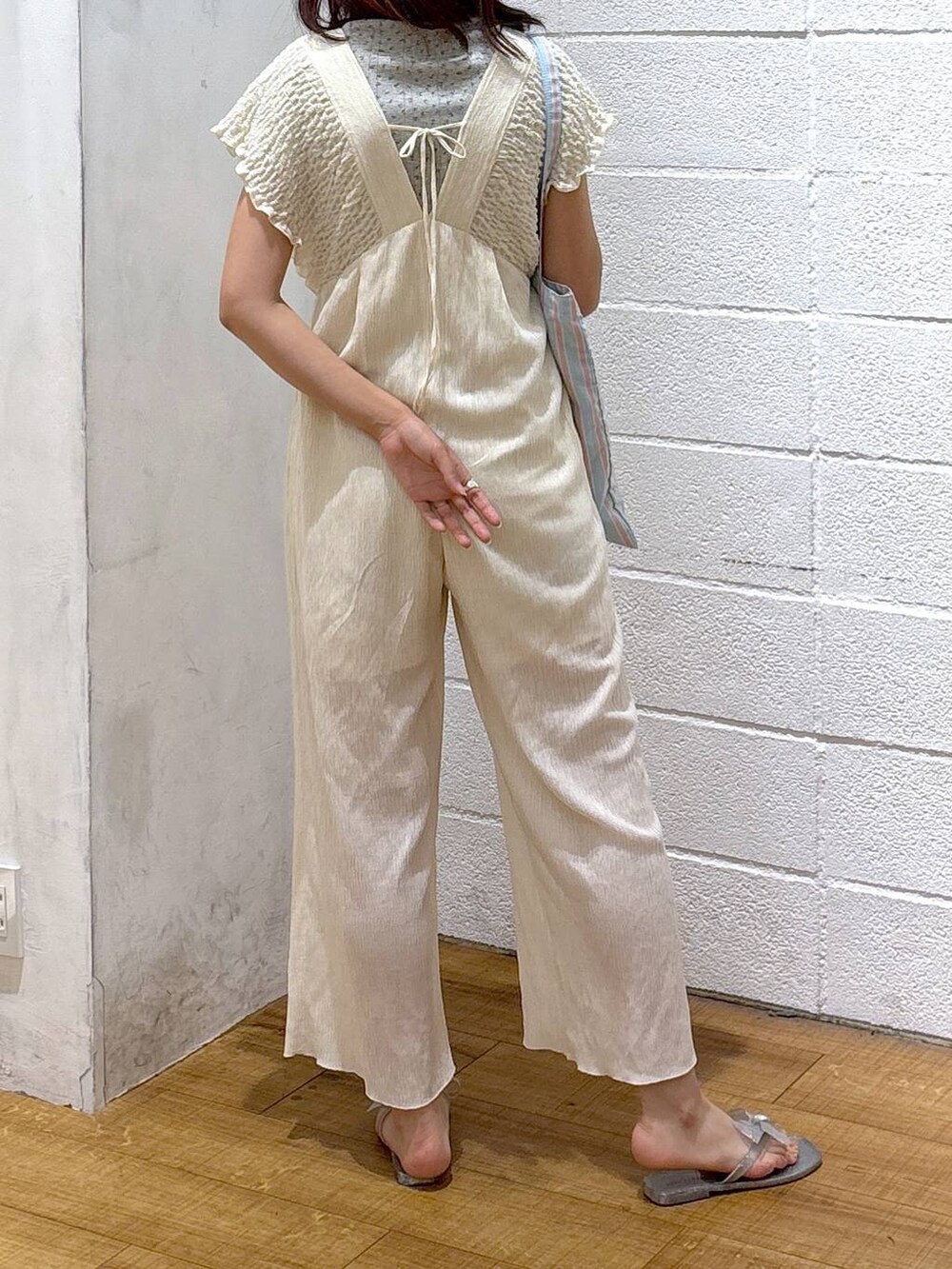 「高身長、着痩せ・細見え、ゆったり、休日コーデ、ママコーデ、春コーデ、夏コーデ、ローリーズスタイル_LOWRYS FARM、大人女子カジュアル_LOWRYS FARM、ベーシック/シンプル、きれいめ、カジュアル、LOWRYS FARM」｜「LOWRYS FARMのLFガラトートBAG 284403（トートバッグ、その他）」を使った、hm4150さん（レディース・167cm）の春コーディネートの4枚目の写真