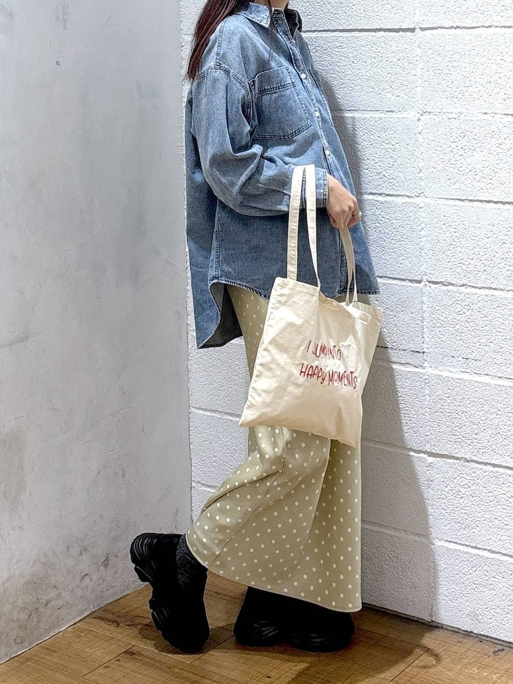 ベージュ系のスカート、ブルー系のシャツ/ブラウス、ブラック系のローファーを着用したレディースの冬コーディネートの2枚目の写真