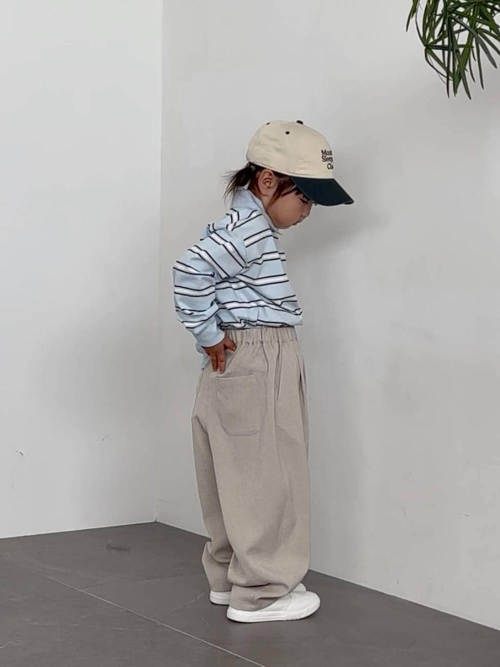 ベージュ系のその他パンツ、ブルー系のポロシャツを着用したキッズの春コーディネートの2枚目の写真