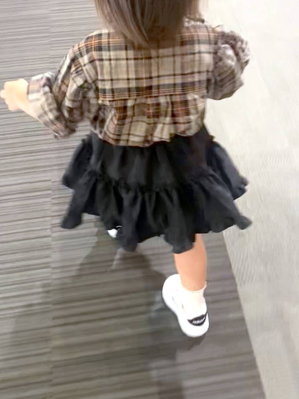 ブラウン系のシャツ/ブラウスを着用したキッズの秋コーディネートの3枚目の写真