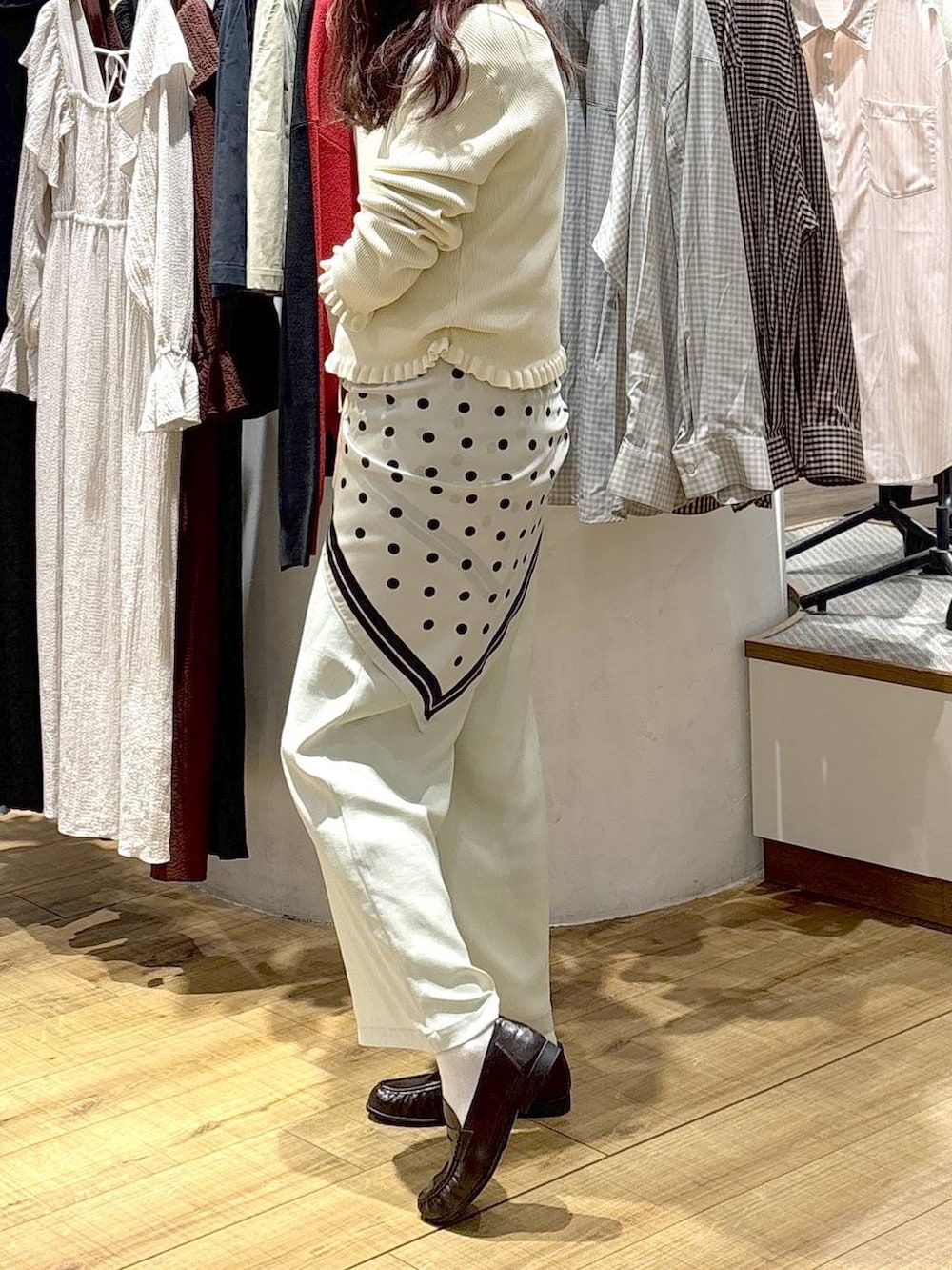 ブラック系のショルダーバッグ、ブラウン系のローファー、グリーン系のその他パンツを着用したレディースの冬コーディネートの2枚目の写真