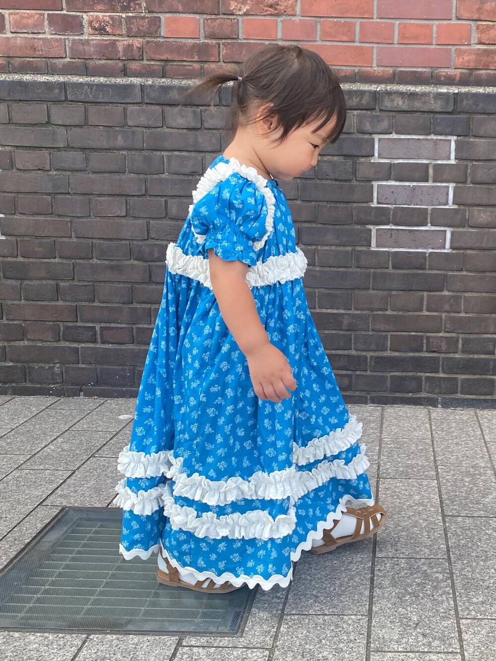 ブルー系のワンピースを着用したキッズの夏コーディネートの2枚目の写真