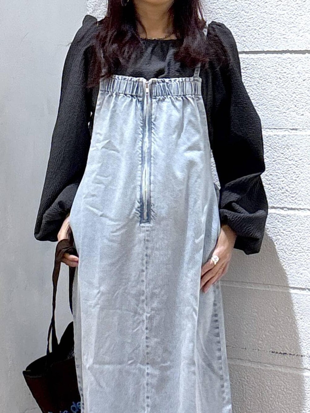 ブラック系のローファー、ブラウン系のトートバッグ、ブルー系のワンピースを着用したレディースの冬コーディネートの2枚目の写真